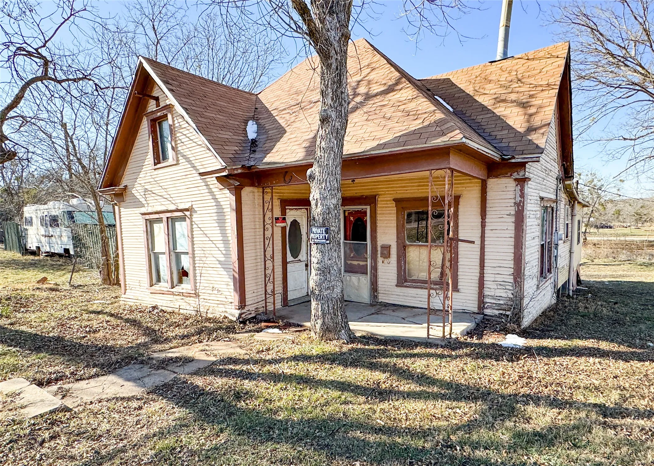 Single Family Residence For Sale in Eastland County , 306 W 3rd Street, Cisco, Texas 76437, 3 Bedroom, 2 Bathroom, Garage spaces, 1,246 Sqft, built in 1920, Preowned, mls#21163014, Real Estate Agent in Cisco, Homes For Sale in Eastland county, Homes For Sale in Cisco, Realtor in Cisco Texas, Real Estate Brokerage Independent Realty Texas, Luminita Cordes Realtor