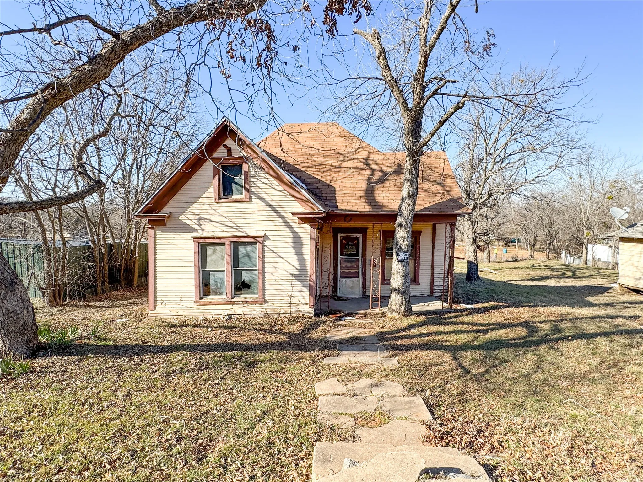 Single Family Residence For Sale in Eastland County , 306 W 3rd Street, Cisco, Texas 76437, 3 Bedroom, 2 Bathroom, Garage spaces, 1,246 Sqft, built in 1920, Preowned, mls#21163014, Real Estate Agent in Cisco, Homes For Sale in Eastland county, Homes For Sale in Cisco, Realtor in Cisco Texas, Real Estate Brokerage Independent Realty Texas, Luminita Cordes Realtor