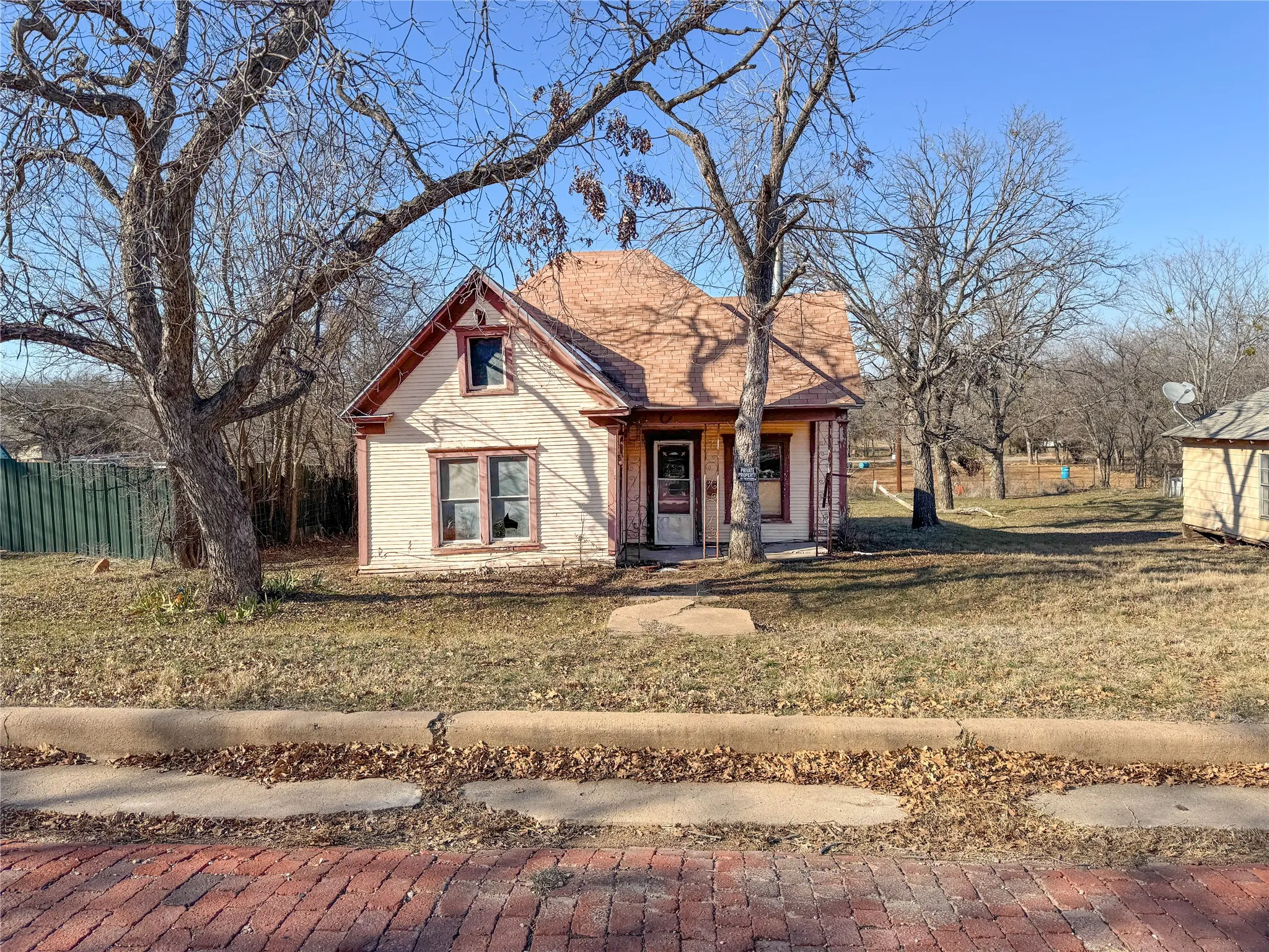 Single Family Residence For Sale in Eastland County , 306 W 3rd Street, Cisco, Texas 76437, 3 Bedroom, 2 Bathroom, Garage spaces, 1,246 Sqft, built in 1920, Preowned, mls#21163014, Real Estate Agent in Cisco, Homes For Sale in Eastland county, Homes For Sale in Cisco, Realtor in Cisco Texas, Real Estate Brokerage Independent Realty Texas, Luminita Cordes Realtor
