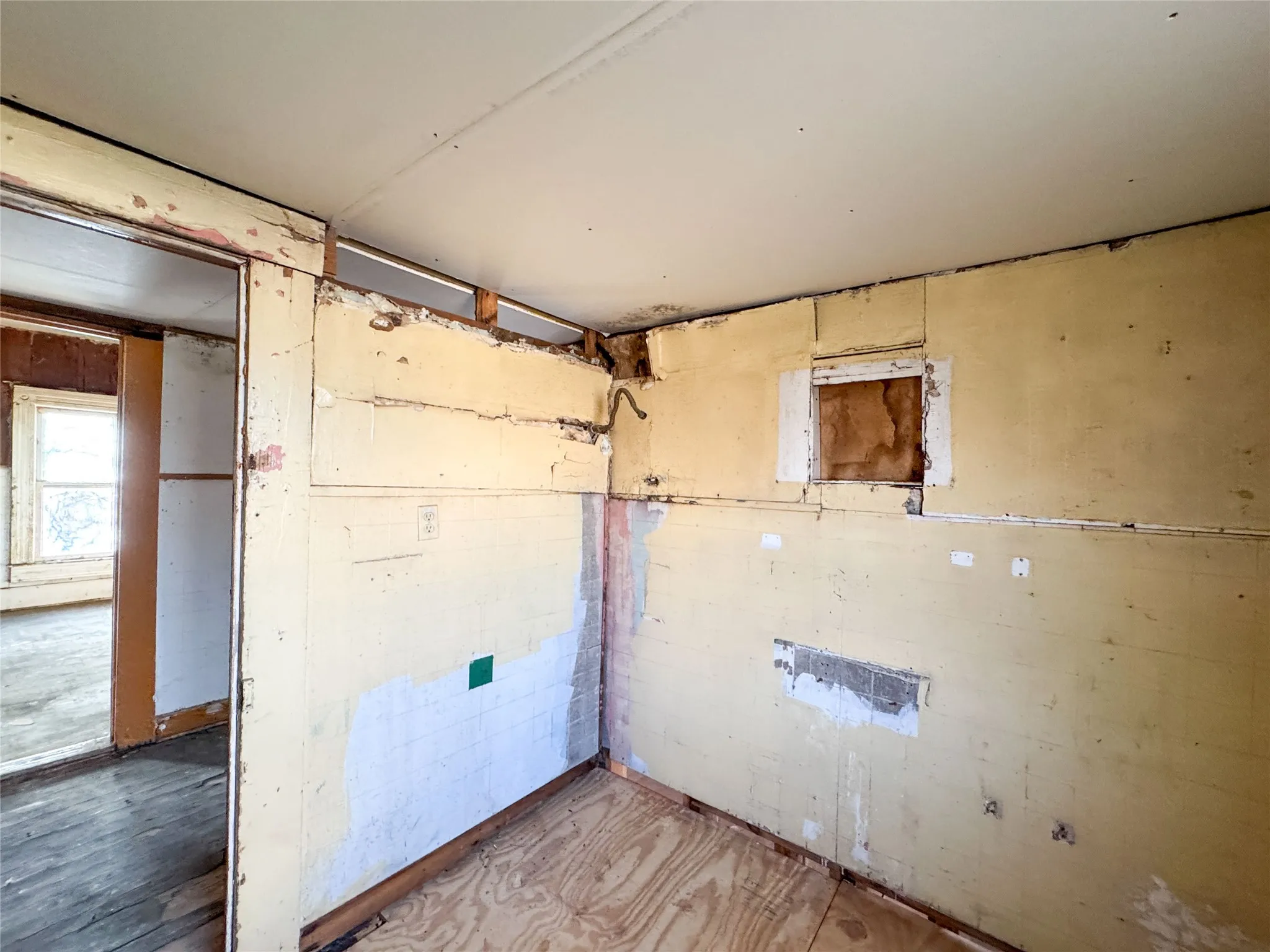 Single Family Residence For Sale in Eastland County , 306 W 3rd Street, Cisco, Texas 76437, 3 Bedroom, 2 Bathroom, Garage spaces, 1,246 Sqft, built in 1920, Preowned, mls#21163014, Real Estate Agent in Cisco, Homes For Sale in Eastland county, Homes For Sale in Cisco, Realtor in Cisco Texas, Real Estate Brokerage Independent Realty Texas, Luminita Cordes Realtor