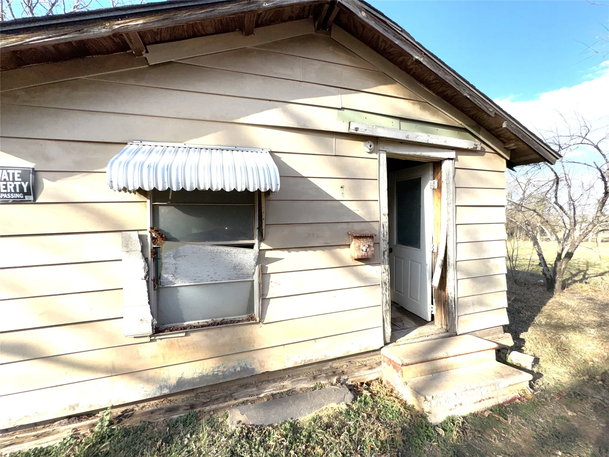 Single Family Residence For Sale in Eastland County , 306 W 3rd Street, Cisco, Texas 76437, 3 Bedroom, 2 Bathroom, Garage spaces, 1,246 Sqft, built in 1920, Preowned, mls#21163014, Real Estate Agent in Cisco, Homes For Sale in Eastland county, Homes For Sale in Cisco, Realtor in Cisco Texas, Real Estate Brokerage Independent Realty Texas, Luminita Cordes Realtor