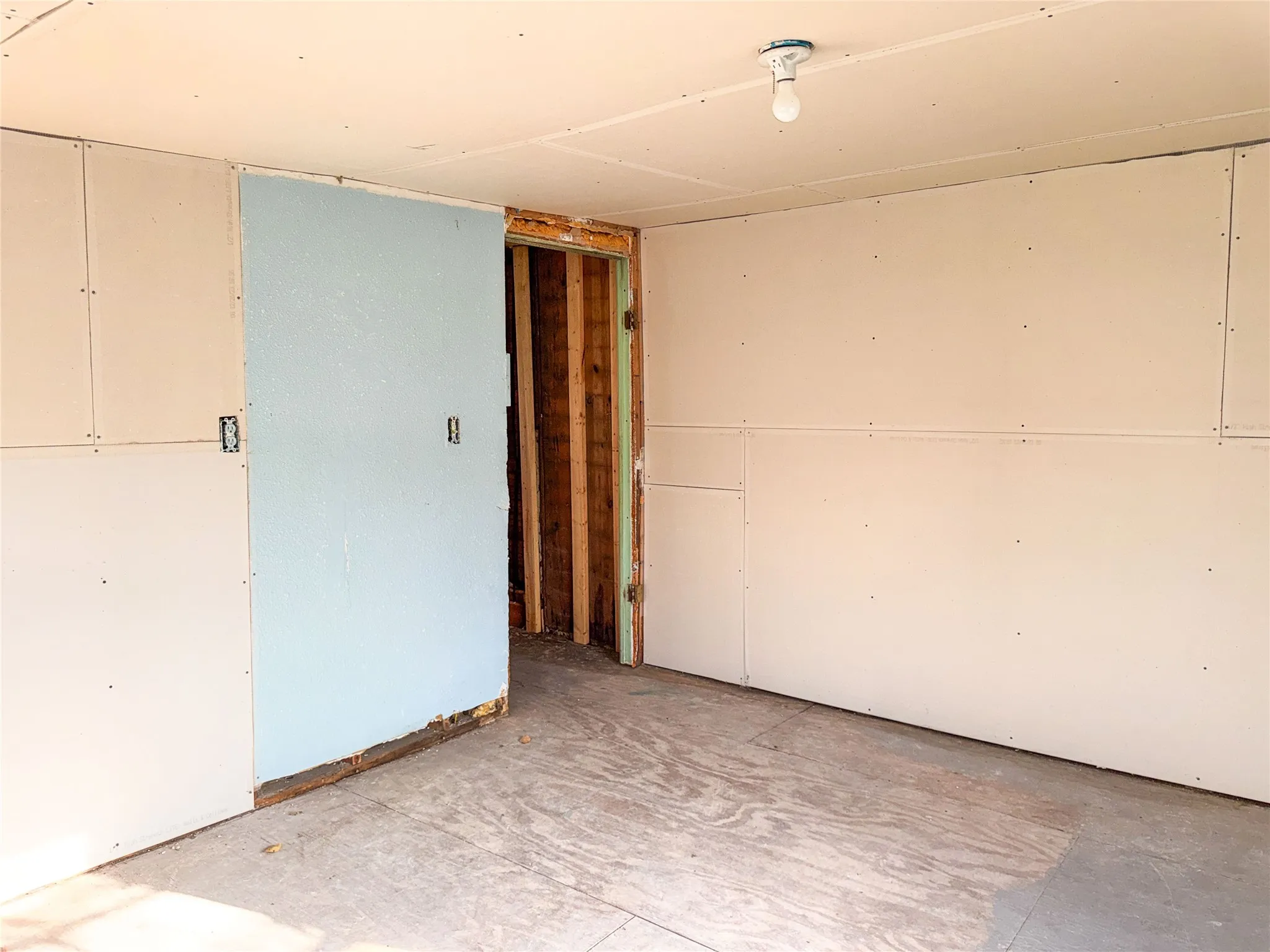 Single Family Residence For Sale in Eastland County , 306 W 3rd Street, Cisco, Texas 76437, 3 Bedroom, 2 Bathroom, Garage spaces, 1,246 Sqft, built in 1920, Preowned, mls#21163014, Real Estate Agent in Cisco, Homes For Sale in Eastland county, Homes For Sale in Cisco, Realtor in Cisco Texas, Real Estate Brokerage Independent Realty Texas, Luminita Cordes Realtor