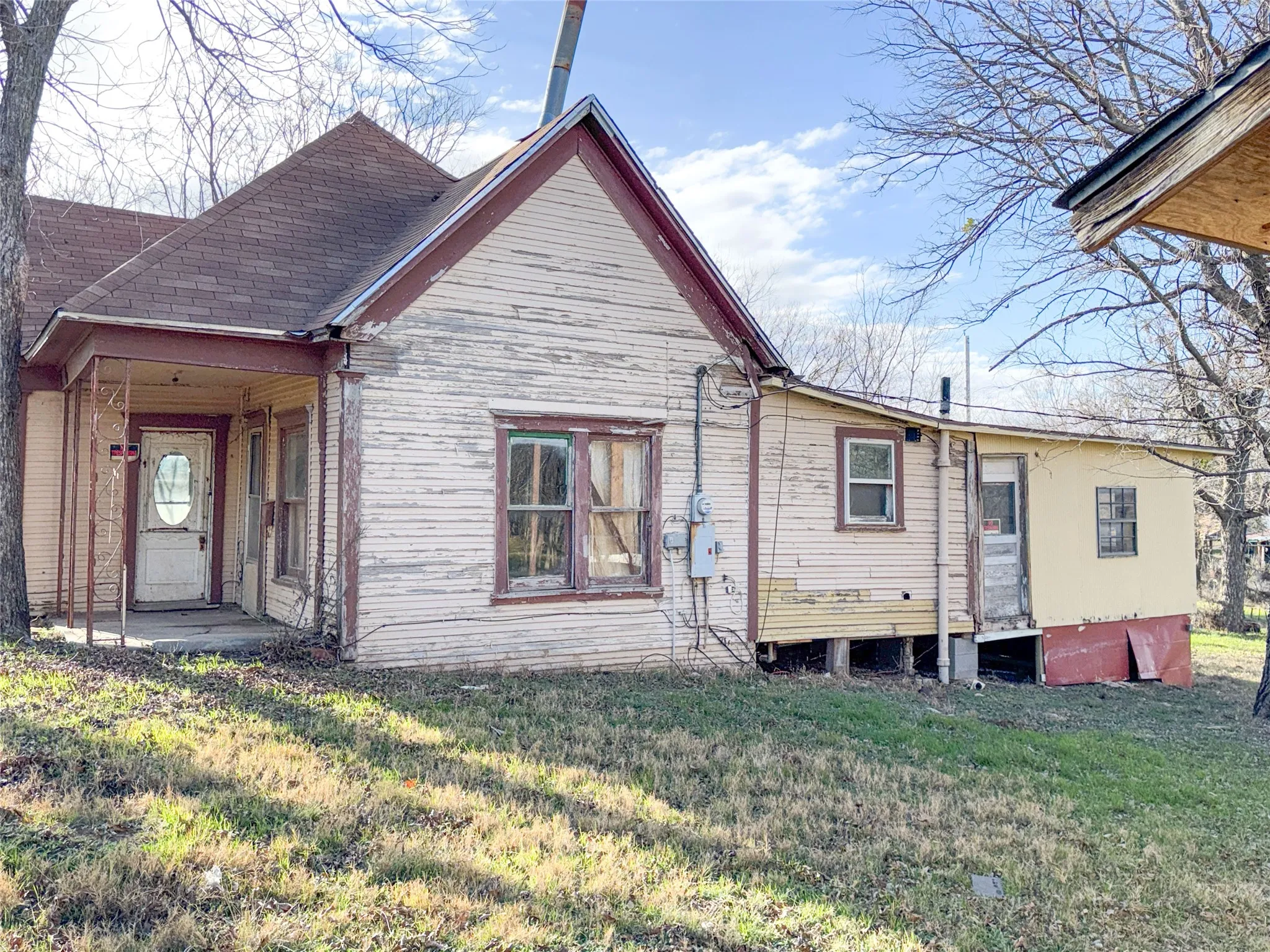 Single Family Residence For Sale in Eastland County , 306 W 3rd Street, Cisco, Texas 76437, 3 Bedroom, 2 Bathroom, Garage spaces, 1,246 Sqft, built in 1920, Preowned, mls#21163014, Real Estate Agent in Cisco, Homes For Sale in Eastland county, Homes For Sale in Cisco, Realtor in Cisco Texas, Real Estate Brokerage Independent Realty Texas, Luminita Cordes Realtor