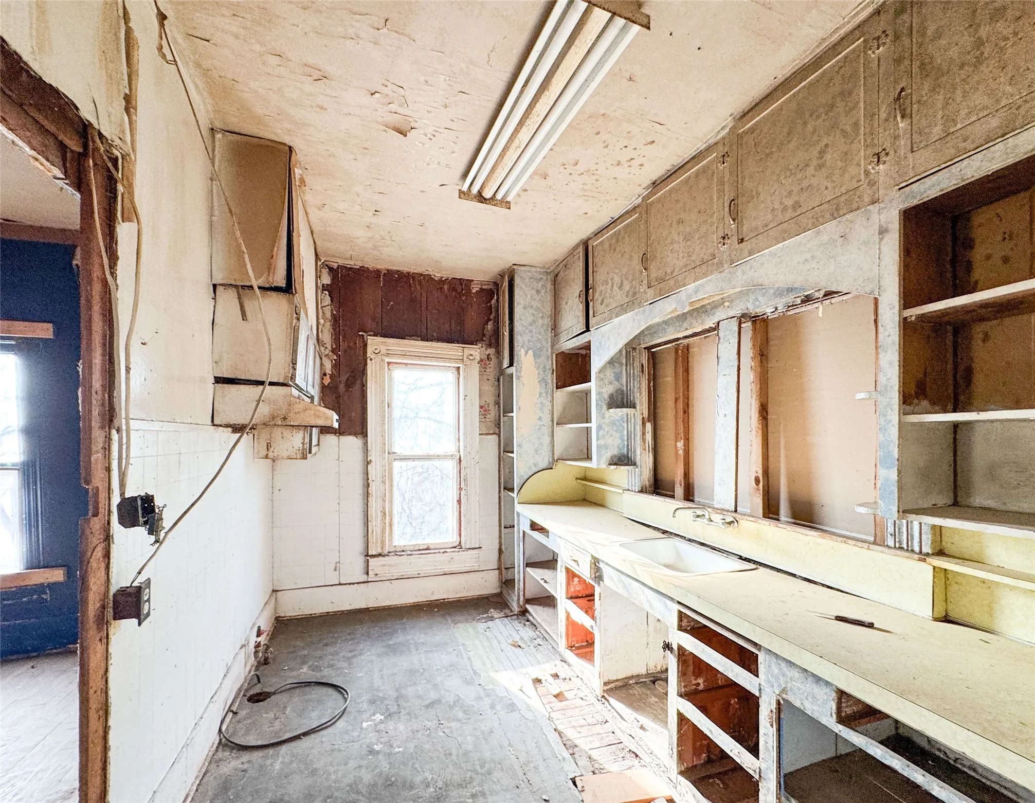 Single Family Residence For Sale in Eastland County , 306 W 3rd Street, Cisco, Texas 76437, 3 Bedroom, 2 Bathroom, Garage spaces, 1,246 Sqft, built in 1920, Preowned, mls#21163014, Real Estate Agent in Cisco, Homes For Sale in Eastland county, Homes For Sale in Cisco, Realtor in Cisco Texas, Real Estate Brokerage Independent Realty Texas, Luminita Cordes Realtor