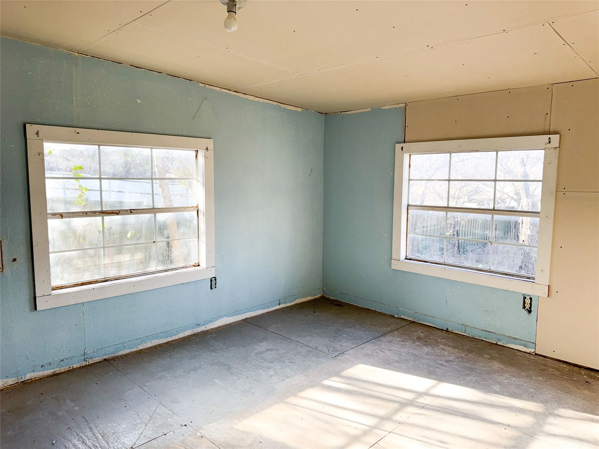 Single Family Residence For Sale in Eastland County , 306 W 3rd Street, Cisco, Texas 76437, 3 Bedroom, 2 Bathroom, Garage spaces, 1,246 Sqft, built in 1920, Preowned, mls#21163014, Real Estate Agent in Cisco, Homes For Sale in Eastland county, Homes For Sale in Cisco, Realtor in Cisco Texas, Real Estate Brokerage Independent Realty Texas, Luminita Cordes Realtor