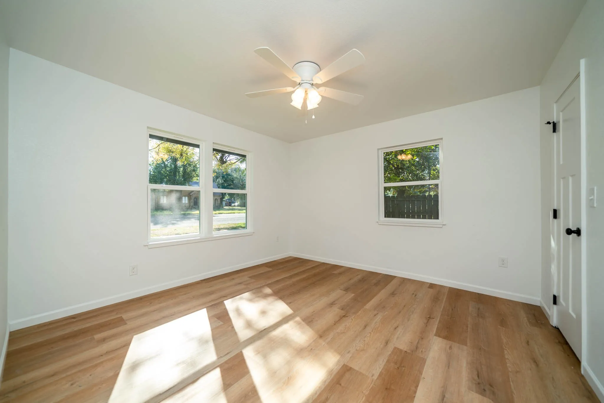 Single Family Residence For Sale in Wood County , 607 N Pacific Street, Mineola, Texas 75773, 3 Bedroom, 2 Bathroom, Garage spaces, 1,294 Sqft, built in 1940, Preowned, Price $260,000, mls#21163090, Real Estate Agent in Mineola, Homes For Sale in Wood county, Homes For Sale in Mineola, Realtor in Mineola Texas, Real Estate Brokerage Independent Realty Texas, Luminita Cordes Realtor