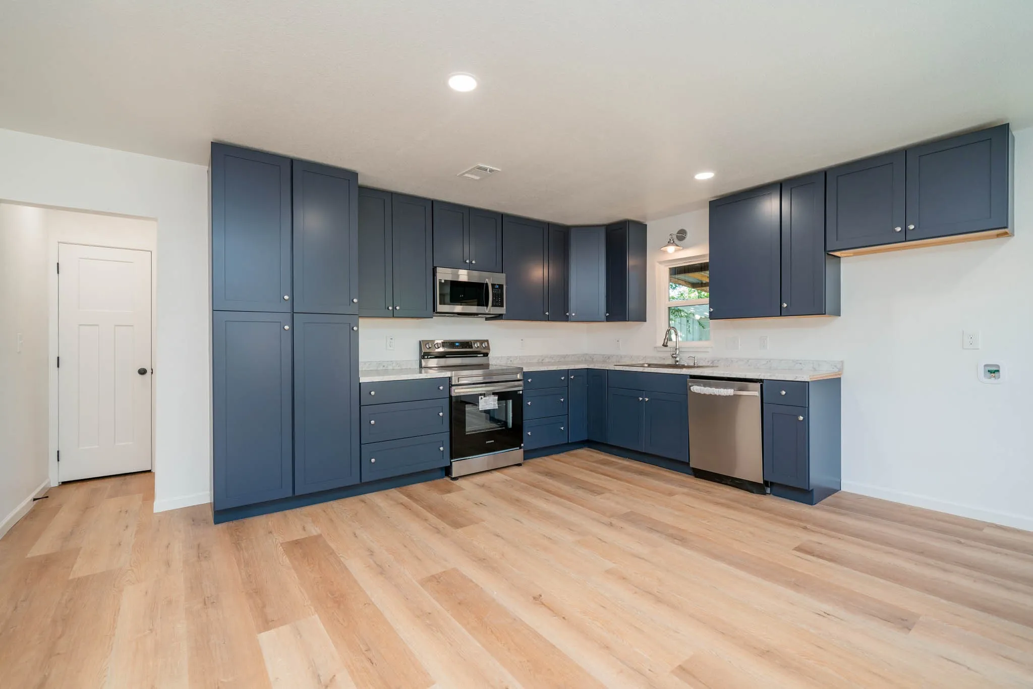 Single Family Residence For Sale in Wood County , 607 N Pacific Street, Mineola, Texas 75773, 3 Bedroom, 2 Bathroom, Garage spaces, 1,294 Sqft, built in 1940, Preowned, Price $260,000, mls#21163090, Real Estate Agent in Mineola, Homes For Sale in Wood county, Homes For Sale in Mineola, Realtor in Mineola Texas, Real Estate Brokerage Independent Realty Texas, Luminita Cordes Realtor