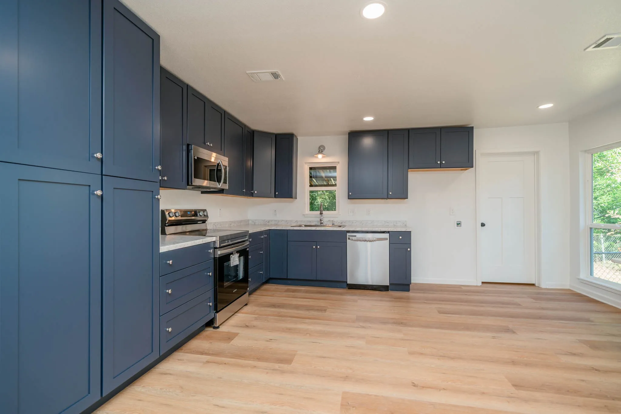 Single Family Residence For Sale in Wood County , 607 N Pacific Street, Mineola, Texas 75773, 3 Bedroom, 2 Bathroom, Garage spaces, 1,294 Sqft, built in 1940, Preowned, Price $260,000, mls#21163090, Real Estate Agent in Mineola, Homes For Sale in Wood county, Homes For Sale in Mineola, Realtor in Mineola Texas, Real Estate Brokerage Independent Realty Texas, Luminita Cordes Realtor