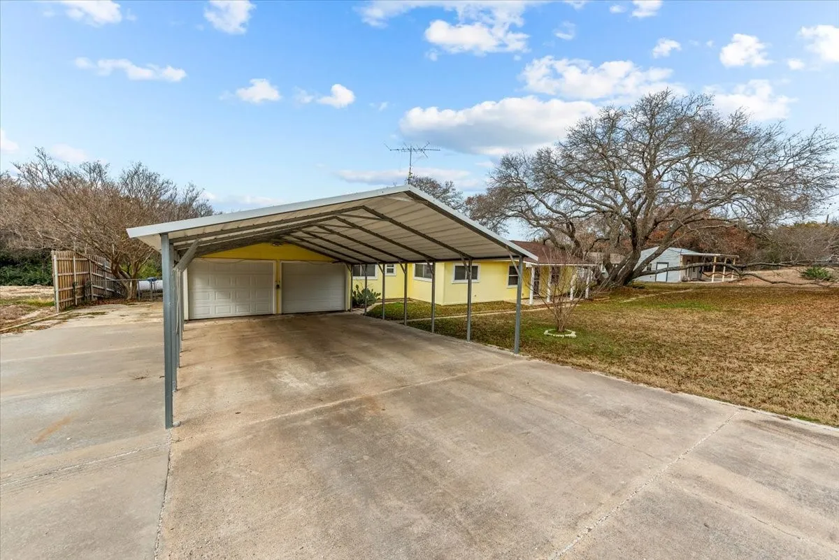 Single Family Residence For Sale in Bosque County , 334 County Road 1296, Morgan, Texas 76671, 2 Bedrooms, 2 Bathrooms, 2 Garage spaces, 1,434 Sqft, built in 1977, Price $315,000, mls#21162989, Real Estate Agent in Morgan, Homes For Sale in Bosque county, Homes For Sale in Morgan, Realtor in Morgan Texas, Real Estate Brokerage Independent Realty Texas, Luminita Cordes Realtor