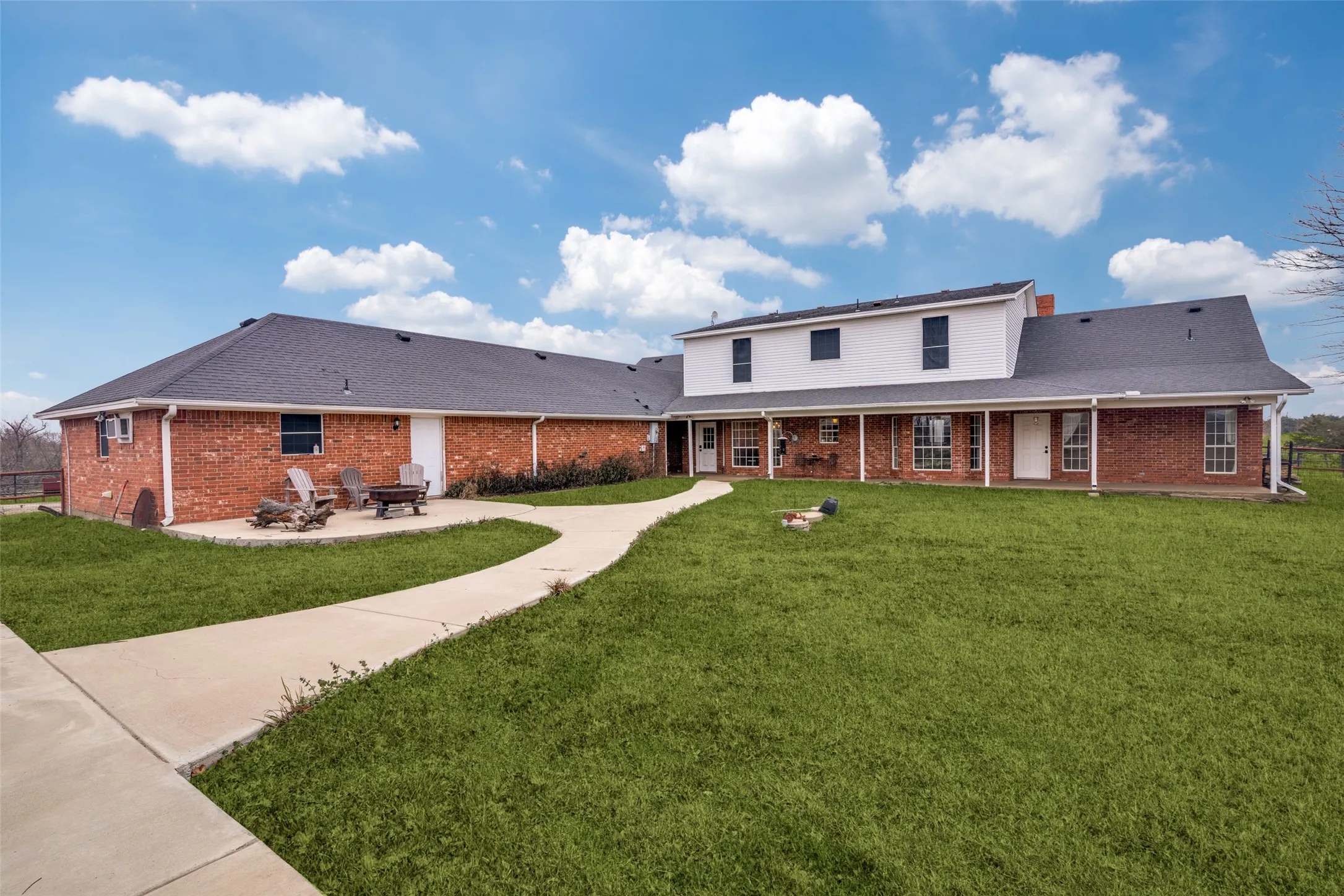 Single Family Residence For Sale in Kaufman County , 19930 County Road 324, Terrell, Texas 75160, 5 Bedroom, 4 Bathroom, 4 Garage spaces, 4,019 Sqft, built in 1996, Preowned, mls#21163042, Real Estate Agent in Terrell, Homes For Sale in Kaufman county, Homes For Sale in Terrell, Realtor in Terrell Texas, Real Estate Brokerage Independent Realty Texas, Luminita Cordes Realtor