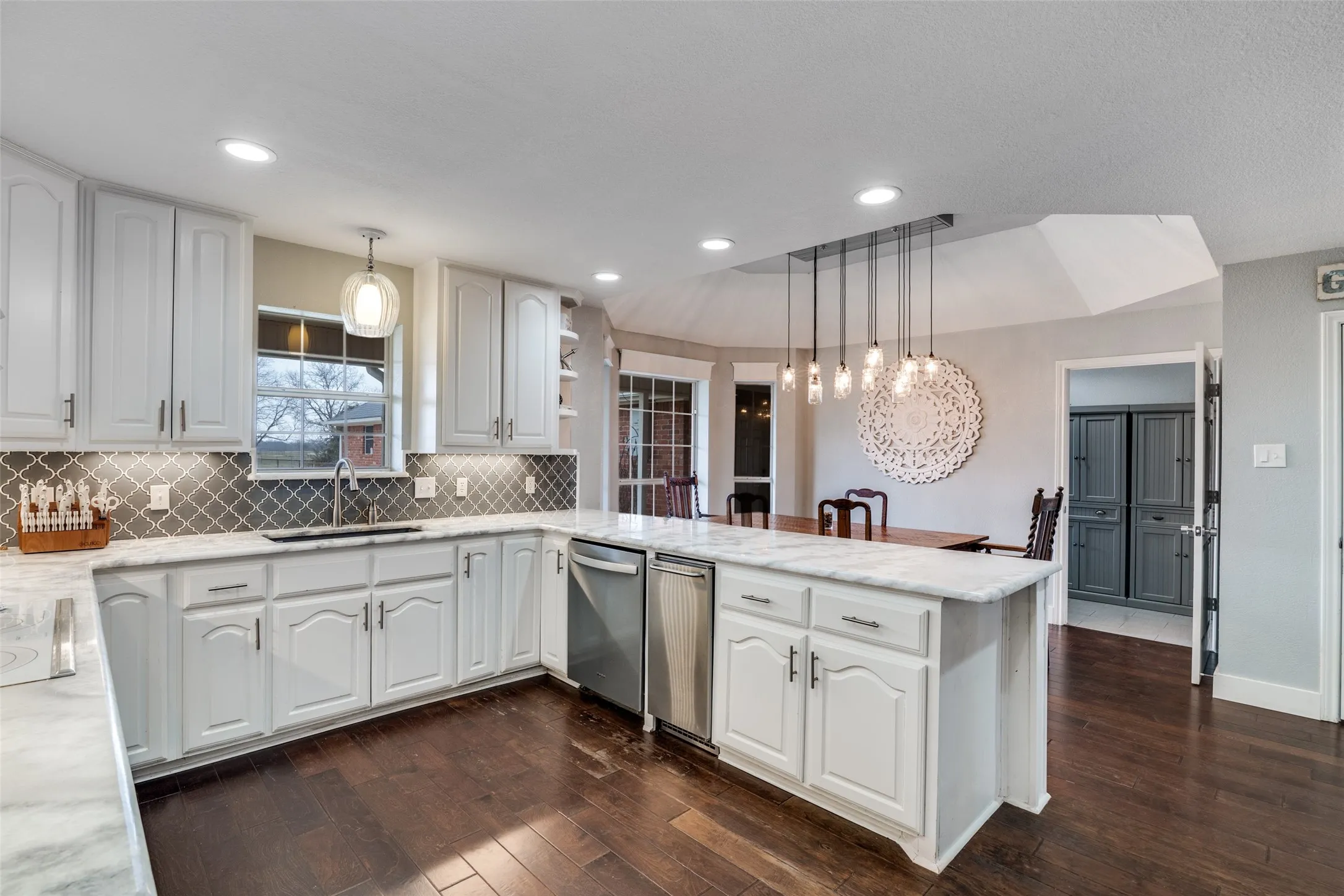 Single Family Residence For Sale in Kaufman County , 19930 County Road 324, Terrell, Texas 75160, 5 Bedroom, 4 Bathroom, 4 Garage spaces, 4,019 Sqft, built in 1996, Preowned, mls#21163042, Real Estate Agent in Terrell, Homes For Sale in Kaufman county, Homes For Sale in Terrell, Realtor in Terrell Texas, Real Estate Brokerage Independent Realty Texas, Luminita Cordes Realtor