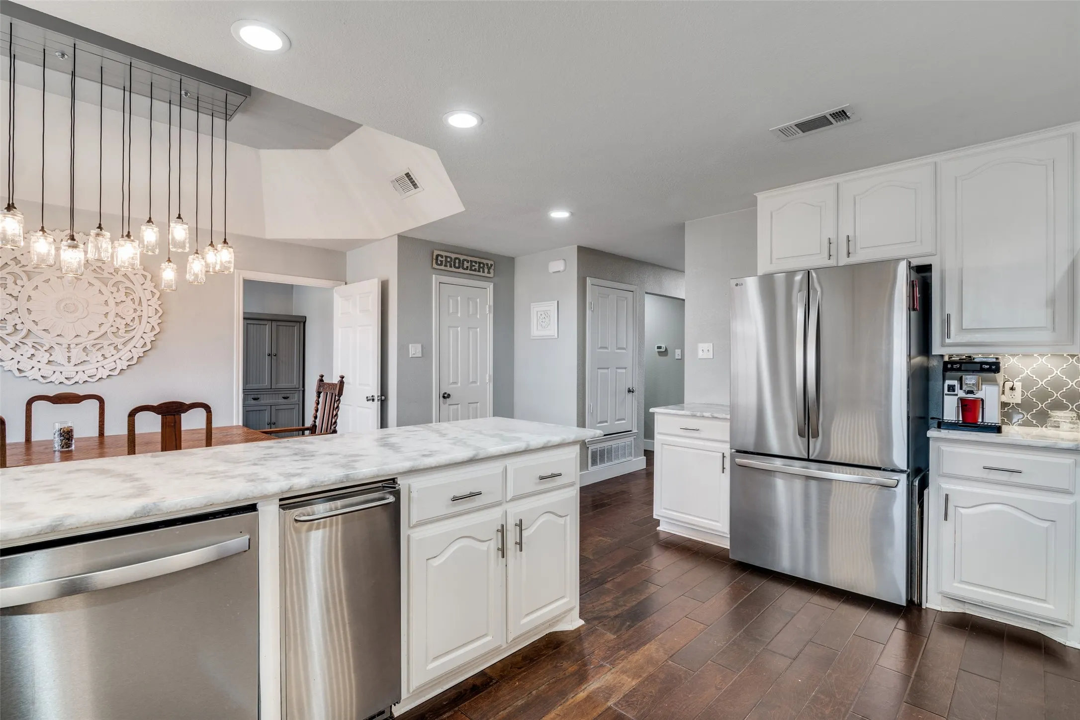 Single Family Residence For Sale in Kaufman County , 19930 County Road 324, Terrell, Texas 75160, 5 Bedroom, 4 Bathroom, 4 Garage spaces, 4,019 Sqft, built in 1996, Preowned, mls#21163042, Real Estate Agent in Terrell, Homes For Sale in Kaufman county, Homes For Sale in Terrell, Realtor in Terrell Texas, Real Estate Brokerage Independent Realty Texas, Luminita Cordes Realtor