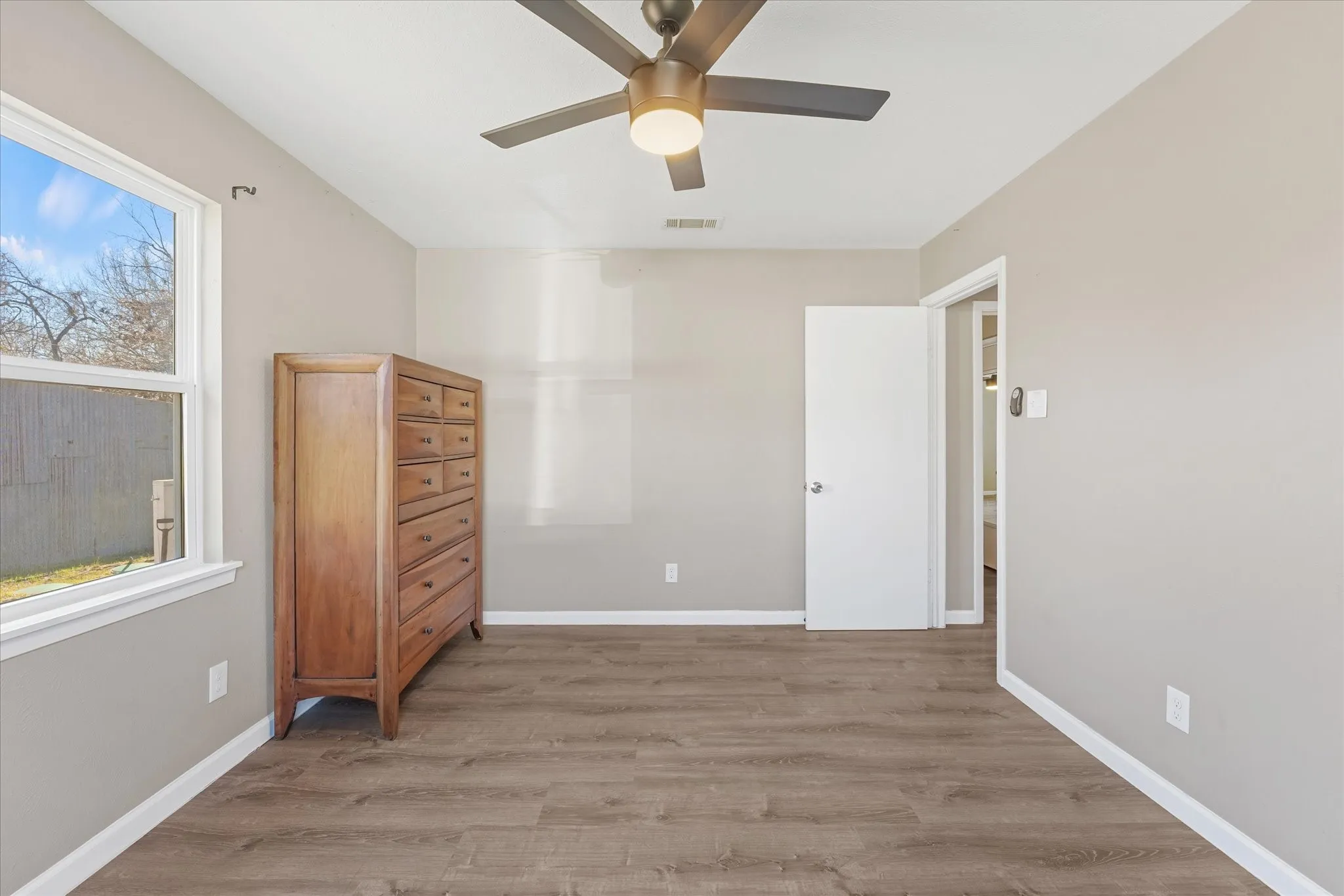 Single Family Residence For Sale in Dallas County , 9521 Dalrock Road, Rowlett, Texas 75089, 3 Bedroom, 2 Bathroom, Garage spaces, 1,484 Sqft, built in 1950, Preowned, mls#21163262, Real Estate Agent in Rowlett, Homes For Sale in Dallas county, Homes For Sale in Rowlett, Realtor in Rowlett Texas, Real Estate Brokerage Independent Realty Texas, Luminita Cordes Realtor