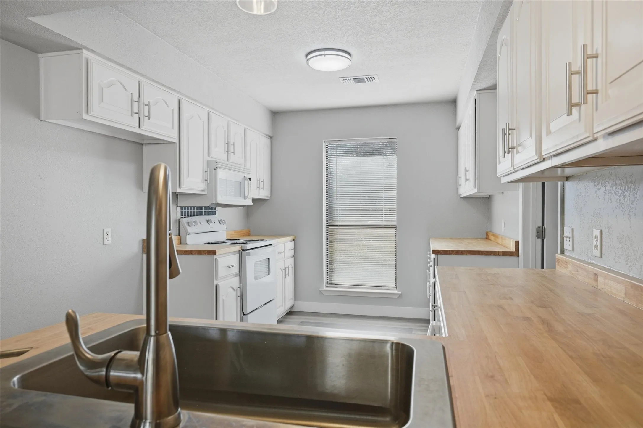 Plenty of light coming into the kitchen