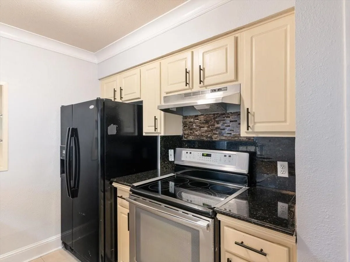 Condominium For Sale in Dallas County , 5915 E University Boulevard 112, Dallas, Texas 75206, 3 Bedrooms, 2 Bathrooms, Garage spaces, 1,208 Sqft, built in 1964, Price $280,000, mls#21161427, Real Estate Agent in Dallas, Homes For Sale in Dallas county, Homes For Sale in Dallas, Realtor in Dallas Texas, Real Estate Brokerage Independent Realty Texas, Luminita Cordes Realtor