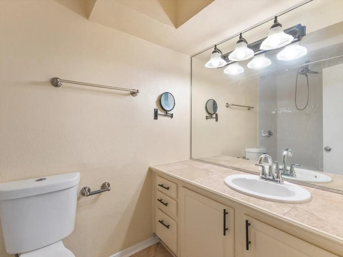 Condominium For Sale in Dallas County , 5915 E University Boulevard 112, Dallas, Texas 75206, 3 Bedrooms, 2 Bathrooms, Garage spaces, 1,208 Sqft, built in 1964, Price $280,000, mls#21161427, Real Estate Agent in Dallas, Homes For Sale in Dallas county, Homes For Sale in Dallas, Realtor in Dallas Texas, Real Estate Brokerage Independent Realty Texas, Luminita Cordes Realtor