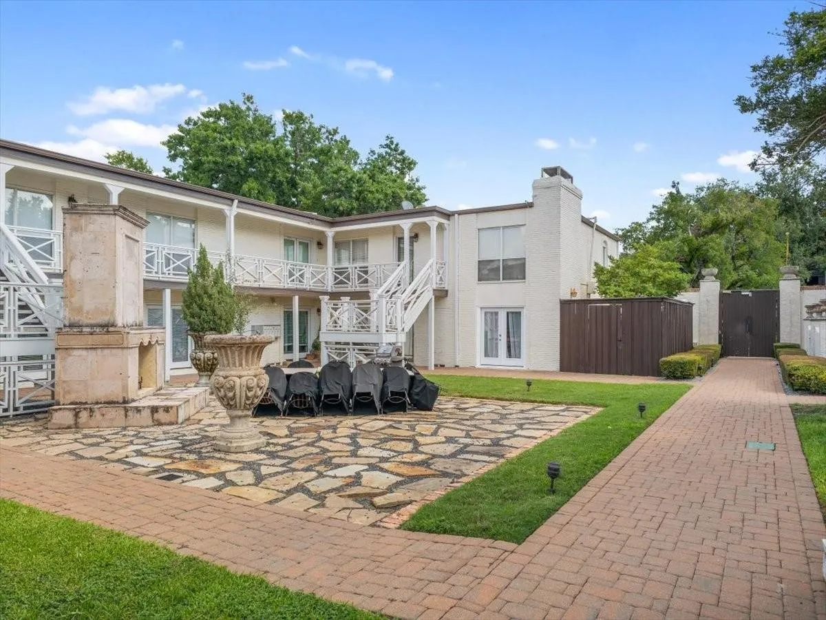 Condominium For Sale in Dallas County , 5915 E University Boulevard 112, Dallas, Texas 75206, 3 Bedrooms, 2 Bathrooms, Garage spaces, 1,208 Sqft, built in 1964, Price $280,000, mls#21161427, Real Estate Agent in Dallas, Homes For Sale in Dallas county, Homes For Sale in Dallas, Realtor in Dallas Texas, Real Estate Brokerage Independent Realty Texas, Luminita Cordes Realtor