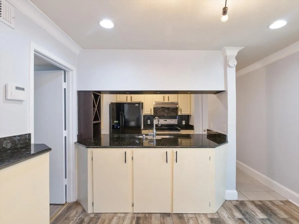 Condominium For Sale in Dallas County , 5915 E University Boulevard 112, Dallas, Texas 75206, 3 Bedrooms, 2 Bathrooms, Garage spaces, 1,208 Sqft, built in 1964, Price $280,000, mls#21161427, Real Estate Agent in Dallas, Homes For Sale in Dallas county, Homes For Sale in Dallas, Realtor in Dallas Texas, Real Estate Brokerage Independent Realty Texas, Luminita Cordes Realtor