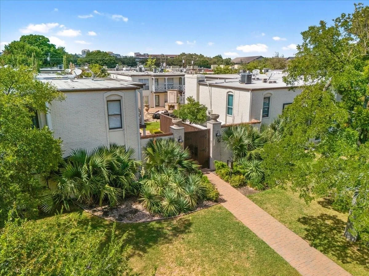 Condominium For Sale in Dallas County , 5915 E University Boulevard 112, Dallas, Texas 75206, 3 Bedrooms, 2 Bathrooms, Garage spaces, 1,208 Sqft, built in 1964, Price $280,000, mls#21161427, Real Estate Agent in Dallas, Homes For Sale in Dallas county, Homes For Sale in Dallas, Realtor in Dallas Texas, Real Estate Brokerage Independent Realty Texas, Luminita Cordes Realtor