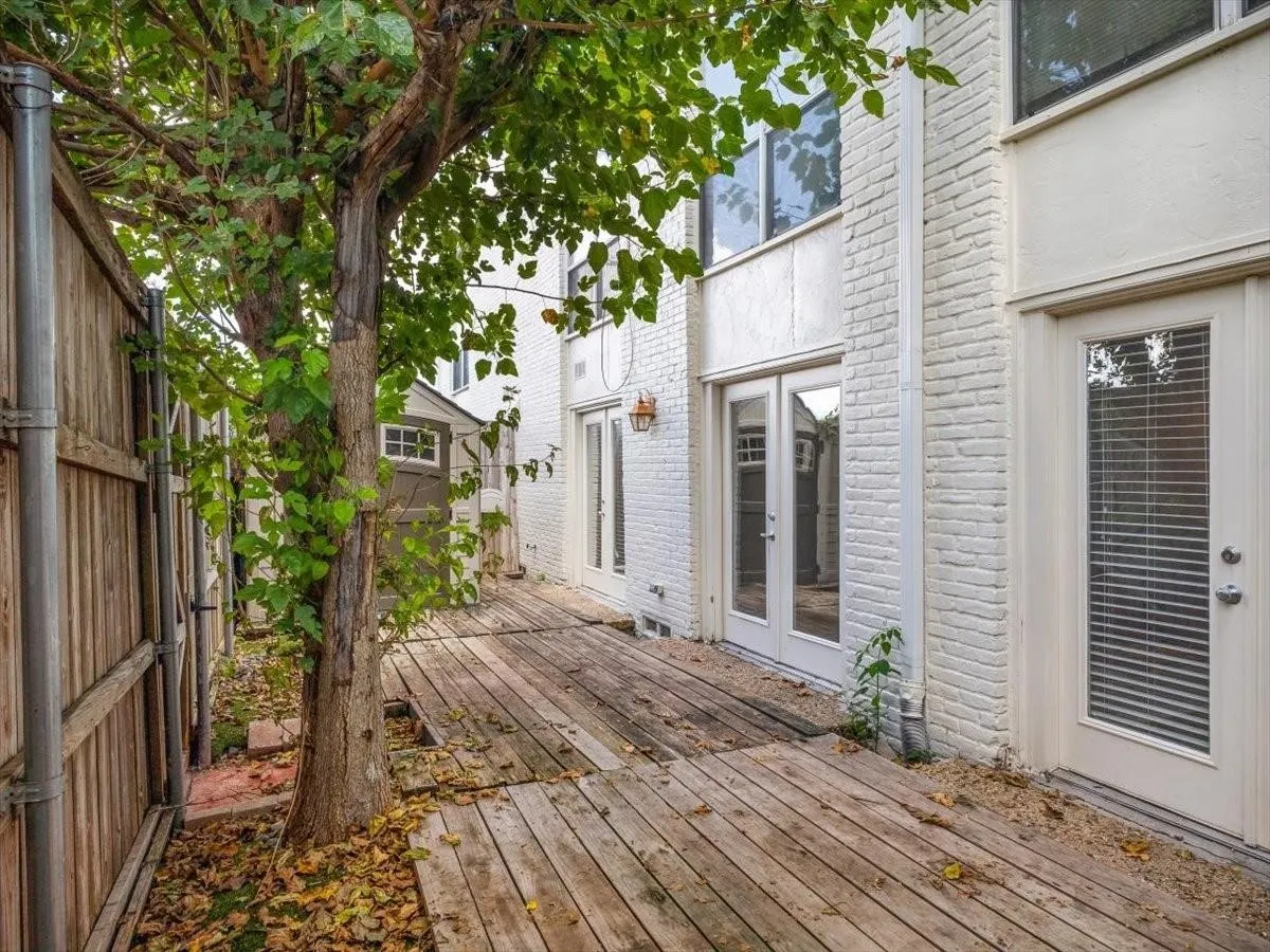Condominium For Sale in Dallas County , 5915 E University Boulevard 112, Dallas, Texas 75206, 3 Bedrooms, 2 Bathrooms, Garage spaces, 1,208 Sqft, built in 1964, Price $280,000, mls#21161427, Real Estate Agent in Dallas, Homes For Sale in Dallas county, Homes For Sale in Dallas, Realtor in Dallas Texas, Real Estate Brokerage Independent Realty Texas, Luminita Cordes Realtor