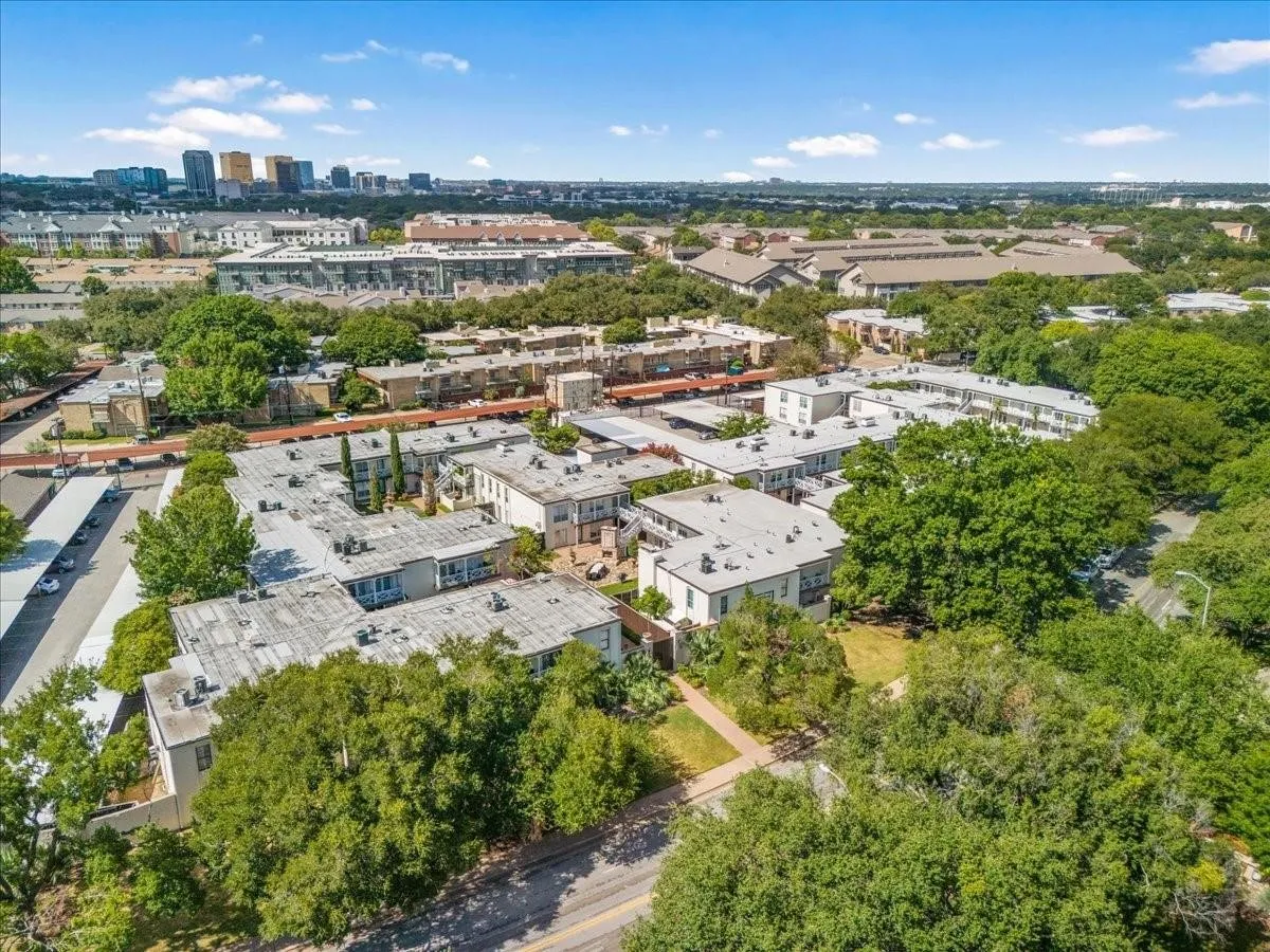 Condominium For Sale in Dallas County , 5915 E University Boulevard 112, Dallas, Texas 75206, 3 Bedrooms, 2 Bathrooms, Garage spaces, 1,208 Sqft, built in 1964, Price $280,000, mls#21161427, Real Estate Agent in Dallas, Homes For Sale in Dallas county, Homes For Sale in Dallas, Realtor in Dallas Texas, Real Estate Brokerage Independent Realty Texas, Luminita Cordes Realtor