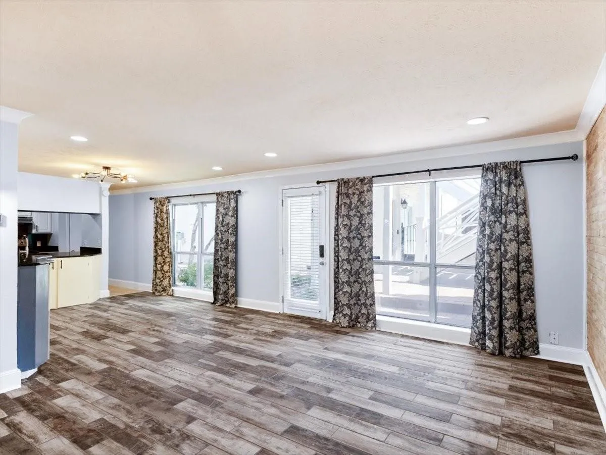Condominium For Sale in Dallas County , 5915 E University Boulevard 112, Dallas, Texas 75206, 3 Bedrooms, 2 Bathrooms, Garage spaces, 1,208 Sqft, built in 1964, Price $280,000, mls#21161427, Real Estate Agent in Dallas, Homes For Sale in Dallas county, Homes For Sale in Dallas, Realtor in Dallas Texas, Real Estate Brokerage Independent Realty Texas, Luminita Cordes Realtor