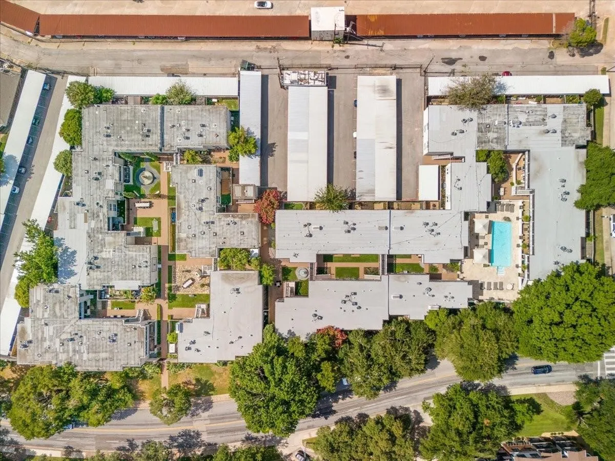 Condominium For Sale in Dallas County , 5915 E University Boulevard 112, Dallas, Texas 75206, 3 Bedrooms, 2 Bathrooms, Garage spaces, 1,208 Sqft, built in 1964, Price $280,000, mls#21161427, Real Estate Agent in Dallas, Homes For Sale in Dallas county, Homes For Sale in Dallas, Realtor in Dallas Texas, Real Estate Brokerage Independent Realty Texas, Luminita Cordes Realtor