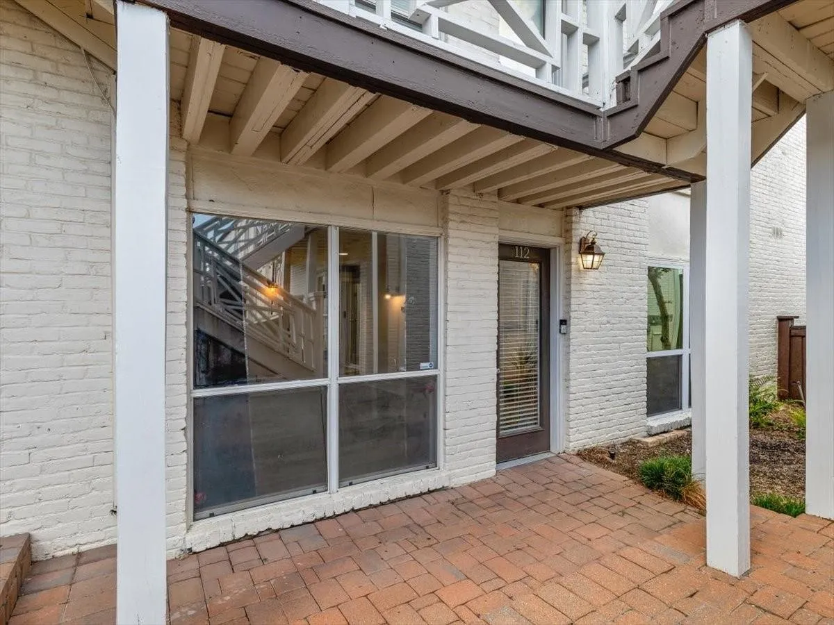 Condominium For Sale in Dallas County , 5915 E University Boulevard 112, Dallas, Texas 75206, 3 Bedrooms, 2 Bathrooms, Garage spaces, 1,208 Sqft, built in 1964, Price $280,000, mls#21161427, Real Estate Agent in Dallas, Homes For Sale in Dallas county, Homes For Sale in Dallas, Realtor in Dallas Texas, Real Estate Brokerage Independent Realty Texas, Luminita Cordes Realtor