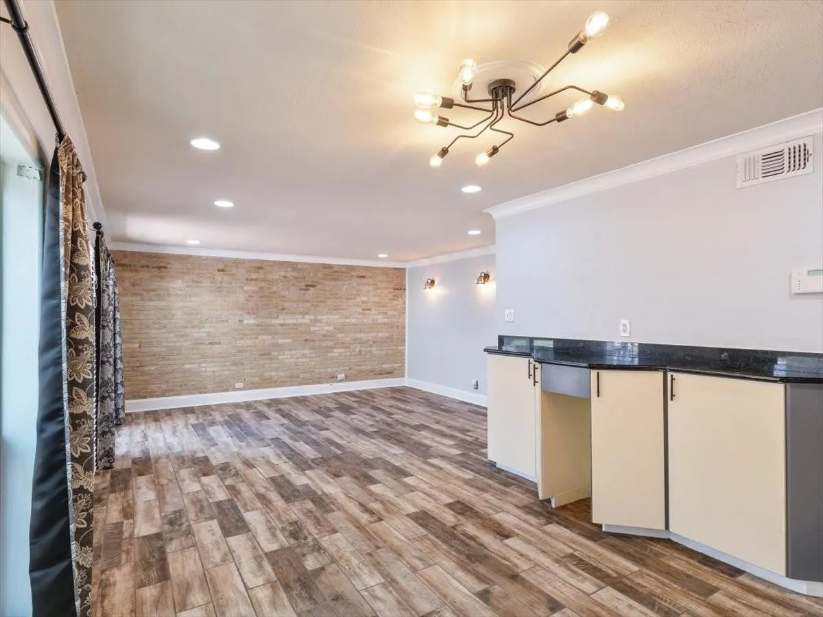 Condominium For Sale in Dallas County , 5915 E University Boulevard 112, Dallas, Texas 75206, 3 Bedrooms, 2 Bathrooms, Garage spaces, 1,208 Sqft, built in 1964, Price $280,000, mls#21161427, Real Estate Agent in Dallas, Homes For Sale in Dallas county, Homes For Sale in Dallas, Realtor in Dallas Texas, Real Estate Brokerage Independent Realty Texas, Luminita Cordes Realtor