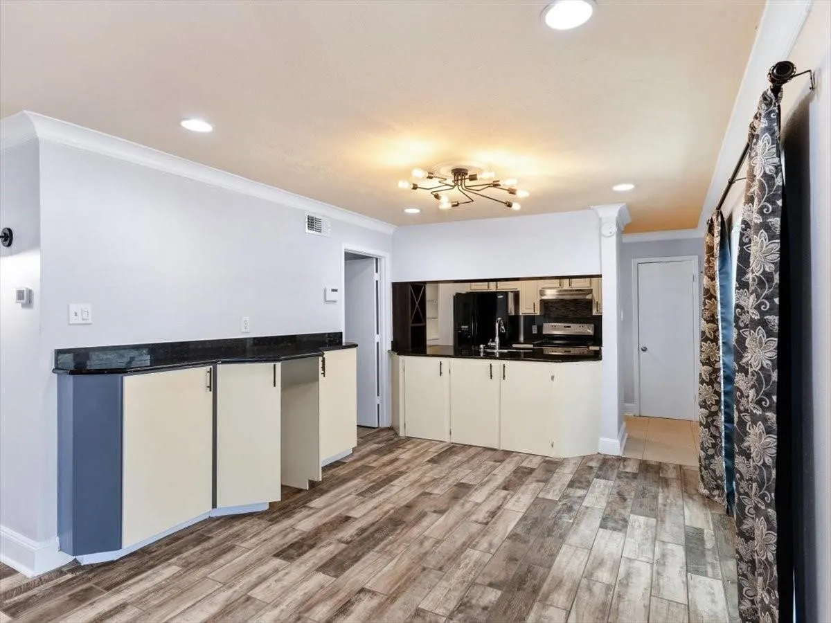 Condominium For Sale in Dallas County , 5915 E University Boulevard 112, Dallas, Texas 75206, 3 Bedrooms, 2 Bathrooms, Garage spaces, 1,208 Sqft, built in 1964, Price $280,000, mls#21161427, Real Estate Agent in Dallas, Homes For Sale in Dallas county, Homes For Sale in Dallas, Realtor in Dallas Texas, Real Estate Brokerage Independent Realty Texas, Luminita Cordes Realtor