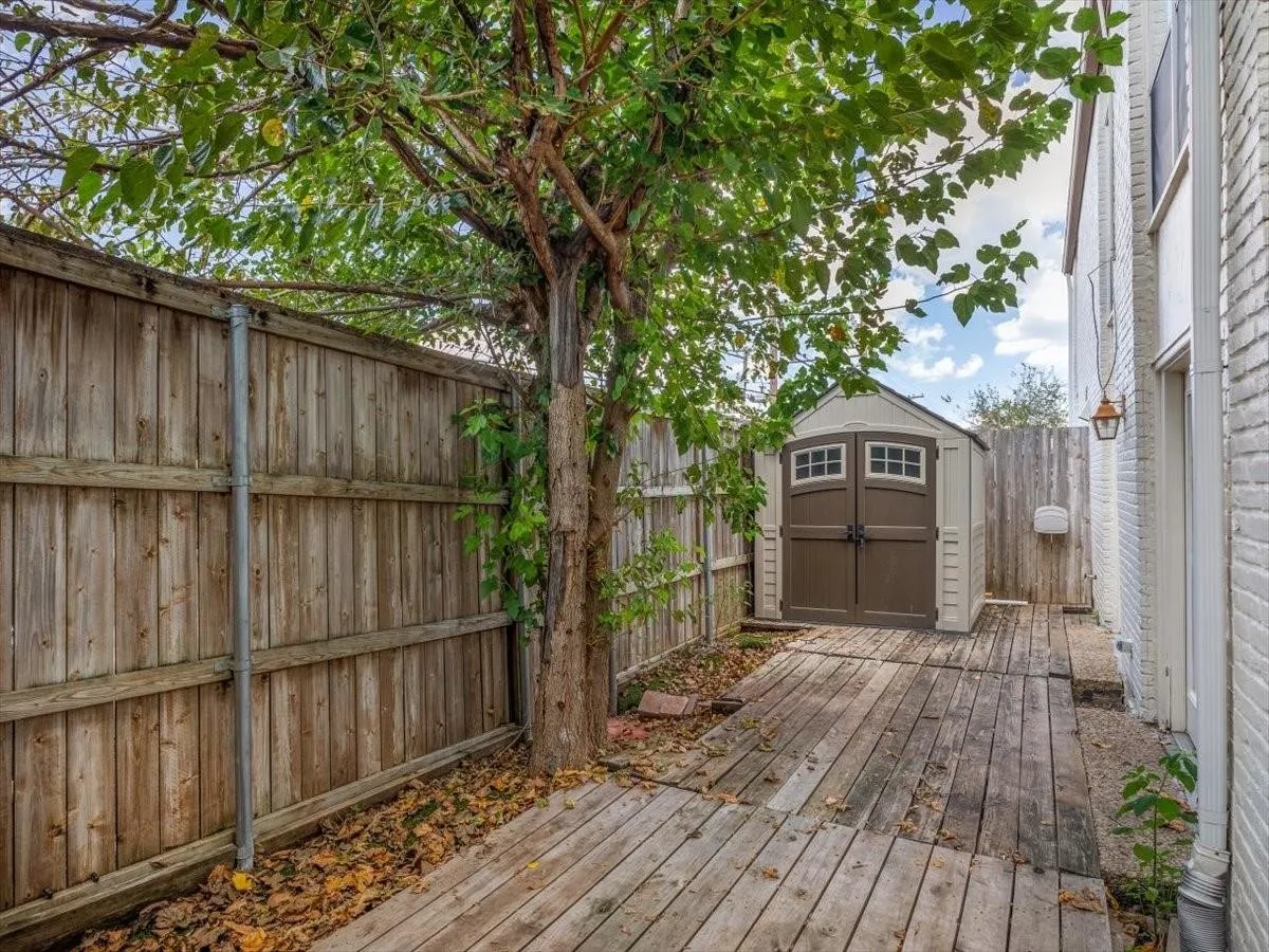 Condominium For Sale in Dallas County , 5915 E University Boulevard 112, Dallas, Texas 75206, 3 Bedrooms, 2 Bathrooms, Garage spaces, 1,208 Sqft, built in 1964, Price $280,000, mls#21161427, Real Estate Agent in Dallas, Homes For Sale in Dallas county, Homes For Sale in Dallas, Realtor in Dallas Texas, Real Estate Brokerage Independent Realty Texas, Luminita Cordes Realtor