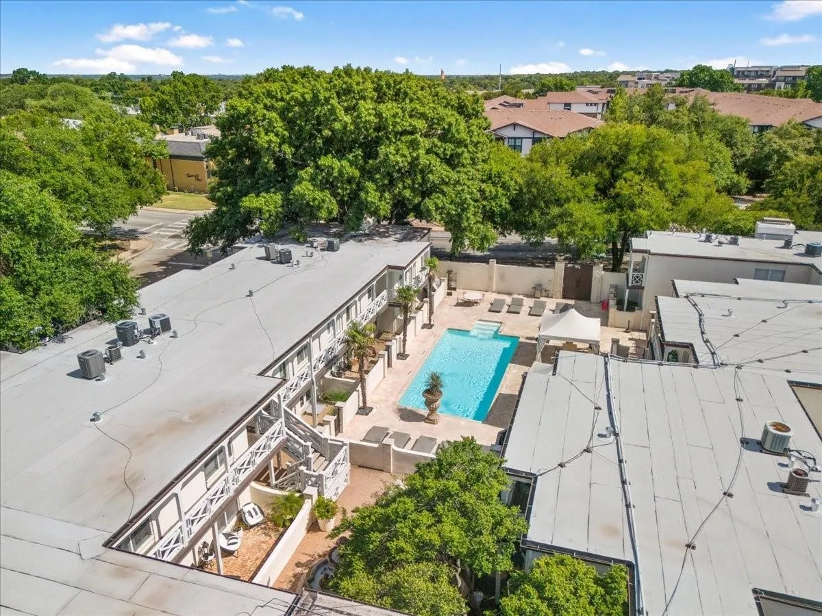 Condominium For Sale in Dallas County , 5915 E University Boulevard 112, Dallas, Texas 75206, 3 Bedrooms, 2 Bathrooms, Garage spaces, 1,208 Sqft, built in 1964, Price $280,000, mls#21161427, Real Estate Agent in Dallas, Homes For Sale in Dallas county, Homes For Sale in Dallas, Realtor in Dallas Texas, Real Estate Brokerage Independent Realty Texas, Luminita Cordes Realtor