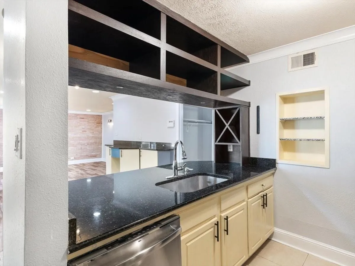 Condominium For Sale in Dallas County , 5915 E University Boulevard 112, Dallas, Texas 75206, 3 Bedrooms, 2 Bathrooms, Garage spaces, 1,208 Sqft, built in 1964, Price $280,000, mls#21161427, Real Estate Agent in Dallas, Homes For Sale in Dallas county, Homes For Sale in Dallas, Realtor in Dallas Texas, Real Estate Brokerage Independent Realty Texas, Luminita Cordes Realtor