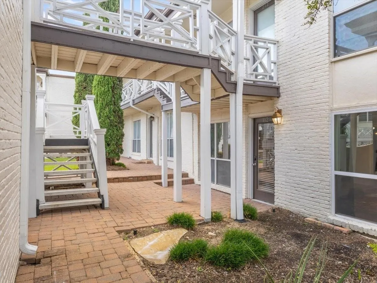 Condominium For Sale in Dallas County , 5915 E University Boulevard 112, Dallas, Texas 75206, 3 Bedrooms, 2 Bathrooms, Garage spaces, 1,208 Sqft, built in 1964, Price $280,000, mls#21161427, Real Estate Agent in Dallas, Homes For Sale in Dallas county, Homes For Sale in Dallas, Realtor in Dallas Texas, Real Estate Brokerage Independent Realty Texas, Luminita Cordes Realtor