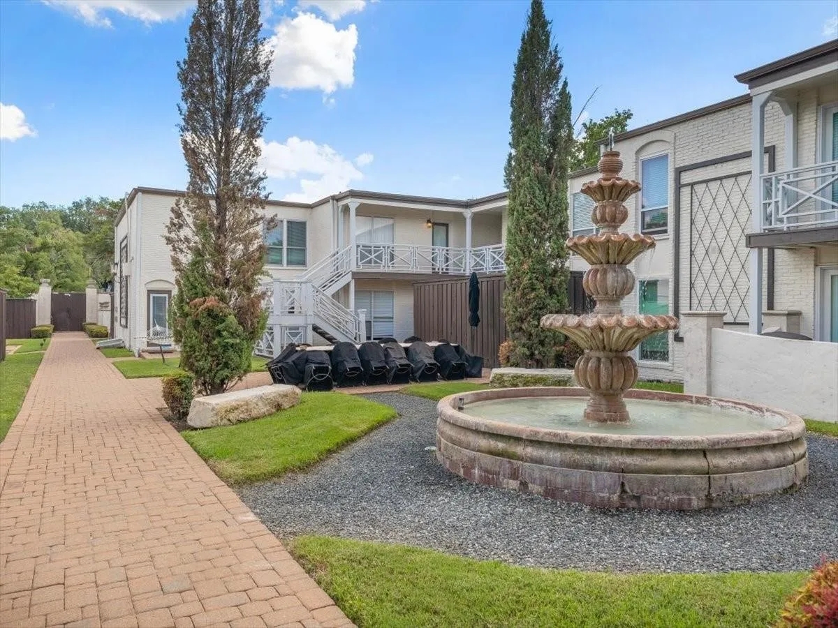 Condominium For Sale in Dallas County , 5915 E University Boulevard 112, Dallas, Texas 75206, 3 Bedrooms, 2 Bathrooms, Garage spaces, 1,208 Sqft, built in 1964, Price $280,000, mls#21161427, Real Estate Agent in Dallas, Homes For Sale in Dallas county, Homes For Sale in Dallas, Realtor in Dallas Texas, Real Estate Brokerage Independent Realty Texas, Luminita Cordes Realtor
