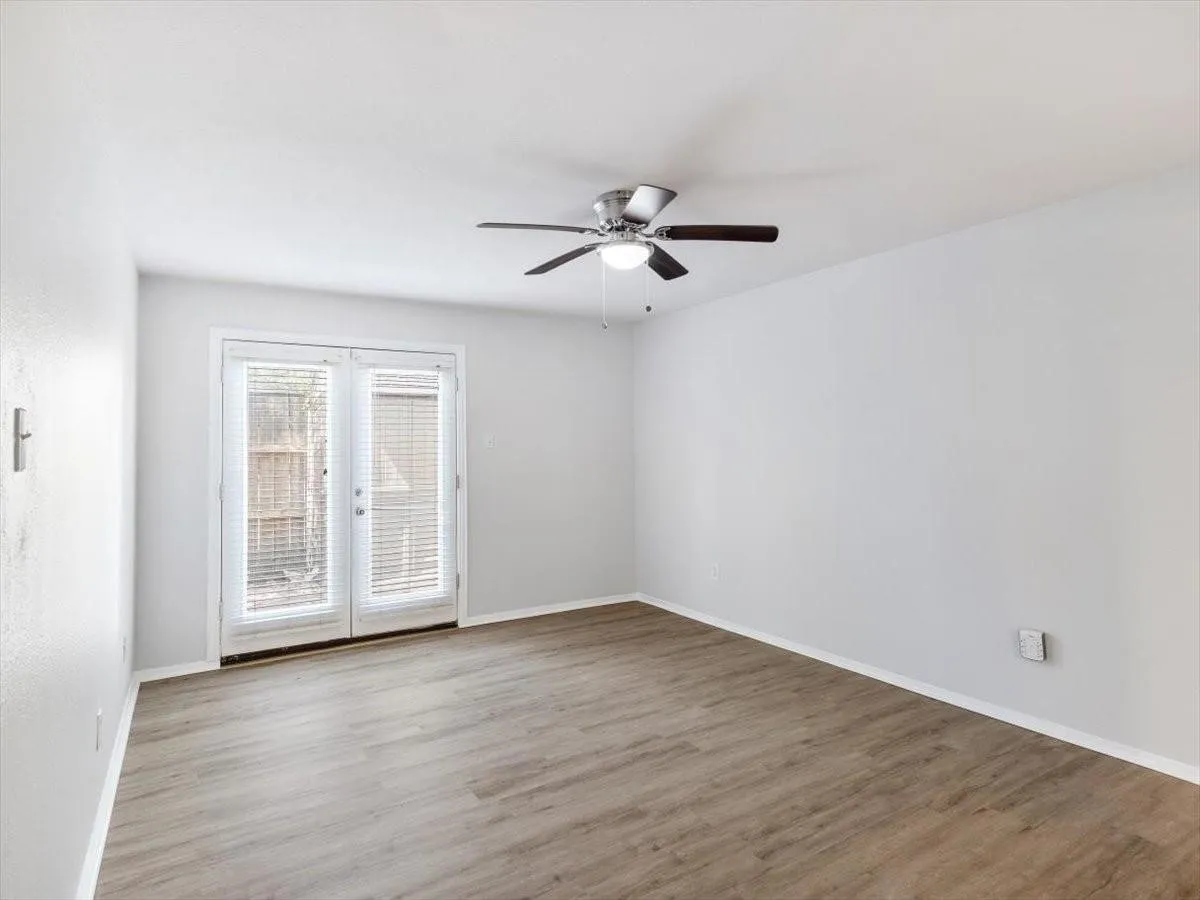 Condominium For Sale in Dallas County , 5915 E University Boulevard 112, Dallas, Texas 75206, 3 Bedrooms, 2 Bathrooms, Garage spaces, 1,208 Sqft, built in 1964, Price $280,000, mls#21161427, Real Estate Agent in Dallas, Homes For Sale in Dallas county, Homes For Sale in Dallas, Realtor in Dallas Texas, Real Estate Brokerage Independent Realty Texas, Luminita Cordes Realtor