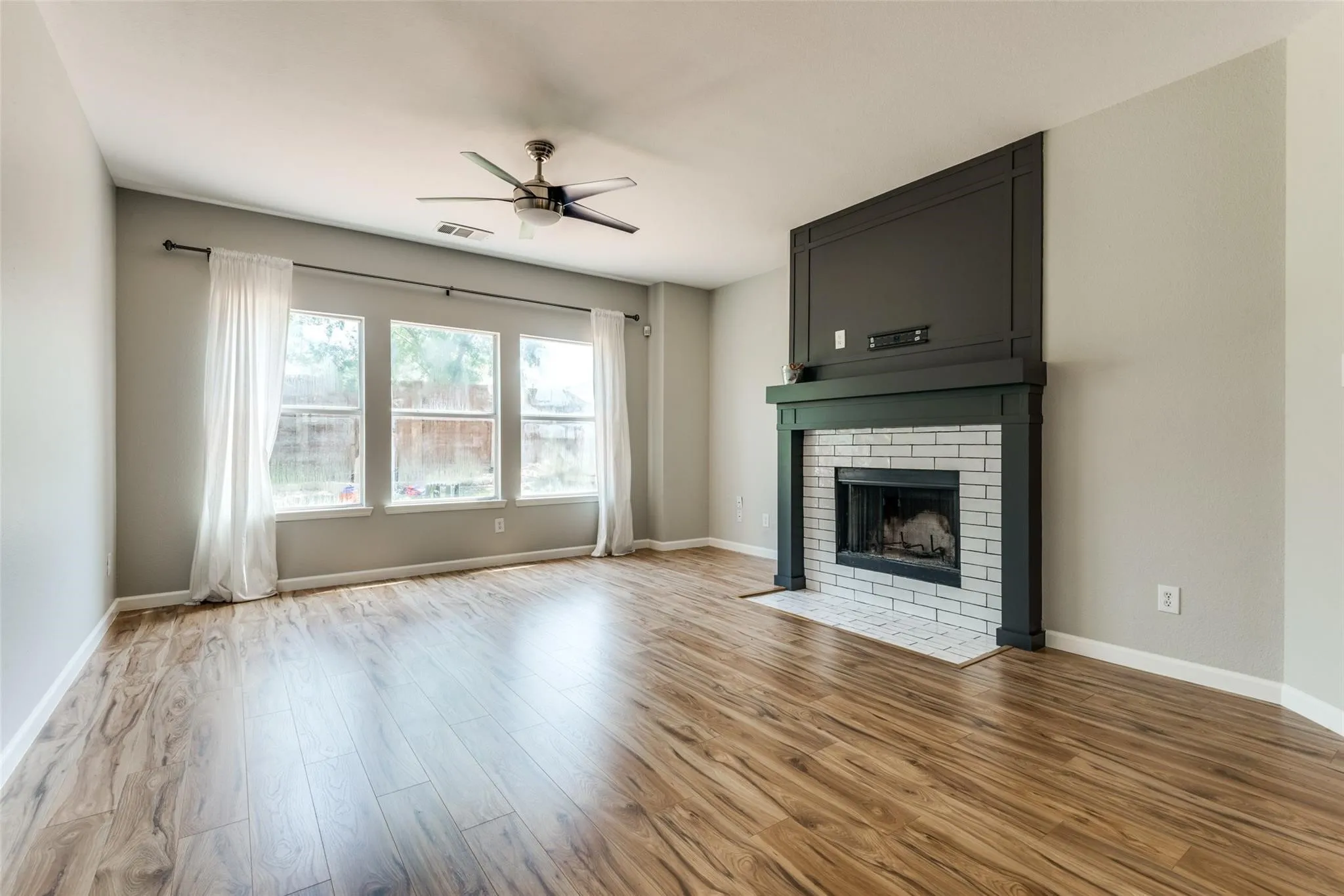 Single Family Residence For Rent in Denton County , 14513 Logan Springs Drive, Little Elm, Texas 75068, 4 Bedroom, 3 Bathroom, 2 Garage spaces, 2,630 Sqft, built in 2004, Preowned, mls#21159292, Real Estate Agent in Little Elm, Homes For Rent in Denton county, Homes For Rent in Little Elm, Realtor in Little Elm Texas, Real Estate Brokerage Independent Realty Texas, Luminita Cordes Realtor