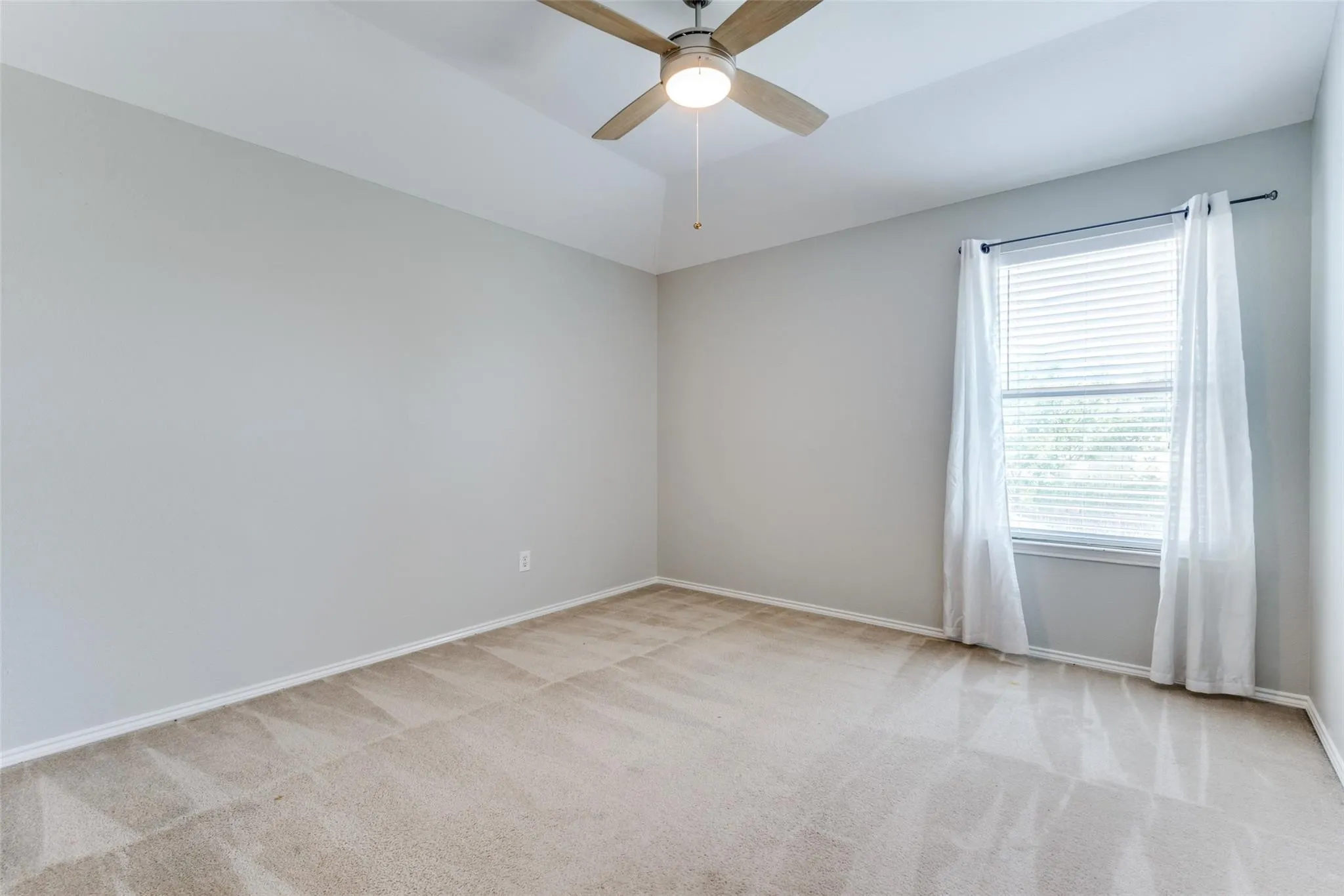 Single Family Residence For Rent in Denton County , 14513 Logan Springs Drive, Little Elm, Texas 75068, 4 Bedroom, 3 Bathroom, 2 Garage spaces, 2,630 Sqft, built in 2004, Preowned, mls#21159292, Real Estate Agent in Little Elm, Homes For Rent in Denton county, Homes For Rent in Little Elm, Realtor in Little Elm Texas, Real Estate Brokerage Independent Realty Texas, Luminita Cordes Realtor