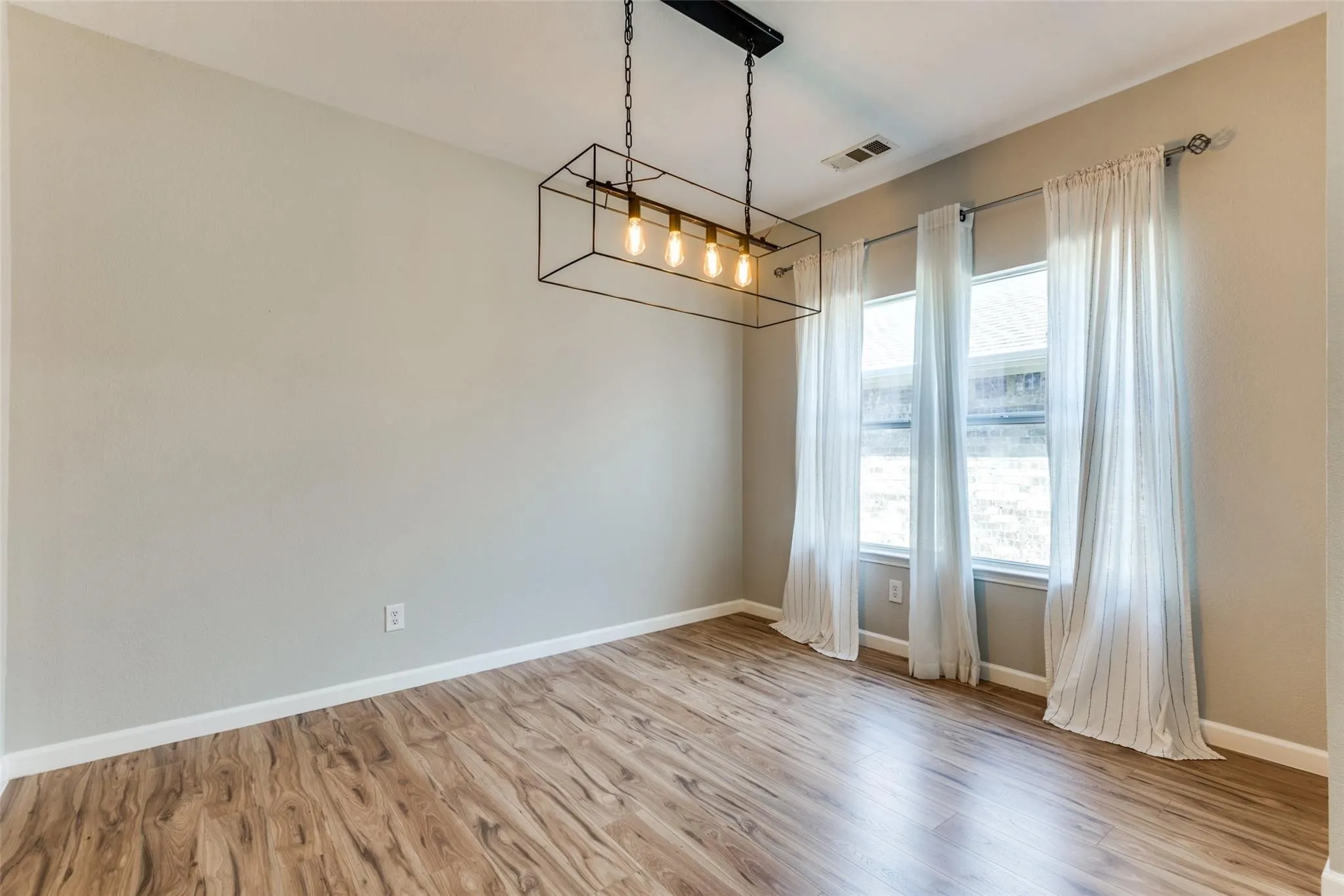 Single Family Residence For Rent in Denton County , 14513 Logan Springs Drive, Little Elm, Texas 75068, 4 Bedroom, 3 Bathroom, 2 Garage spaces, 2,630 Sqft, built in 2004, Preowned, mls#21159292, Real Estate Agent in Little Elm, Homes For Rent in Denton county, Homes For Rent in Little Elm, Realtor in Little Elm Texas, Real Estate Brokerage Independent Realty Texas, Luminita Cordes Realtor