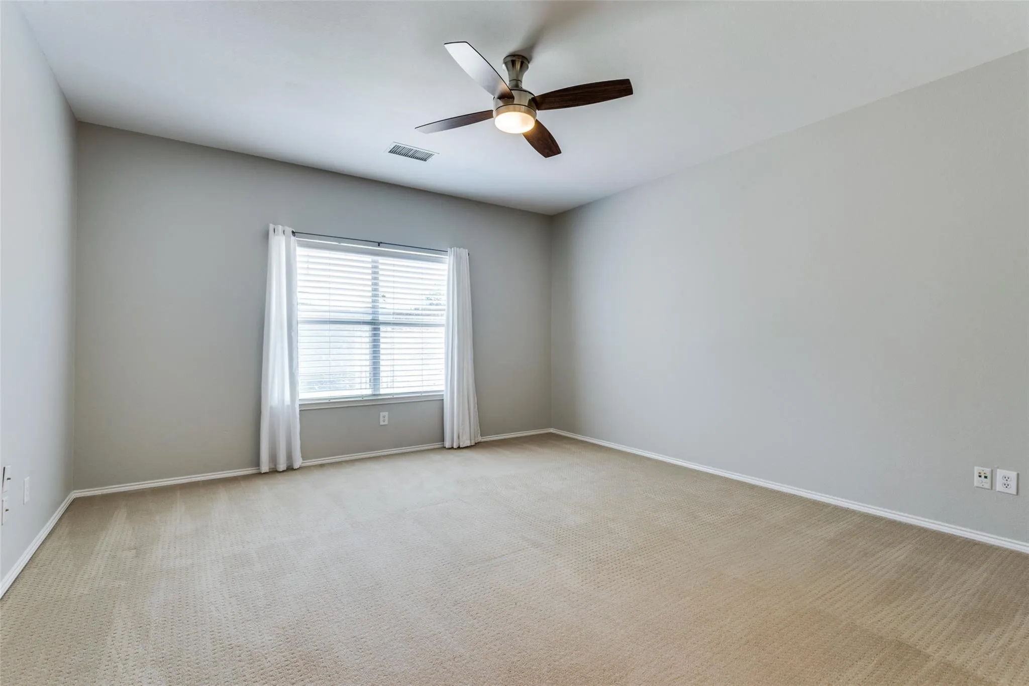 Single Family Residence For Rent in Denton County , 14513 Logan Springs Drive, Little Elm, Texas 75068, 4 Bedroom, 3 Bathroom, 2 Garage spaces, 2,630 Sqft, built in 2004, Preowned, mls#21159292, Real Estate Agent in Little Elm, Homes For Rent in Denton county, Homes For Rent in Little Elm, Realtor in Little Elm Texas, Real Estate Brokerage Independent Realty Texas, Luminita Cordes Realtor