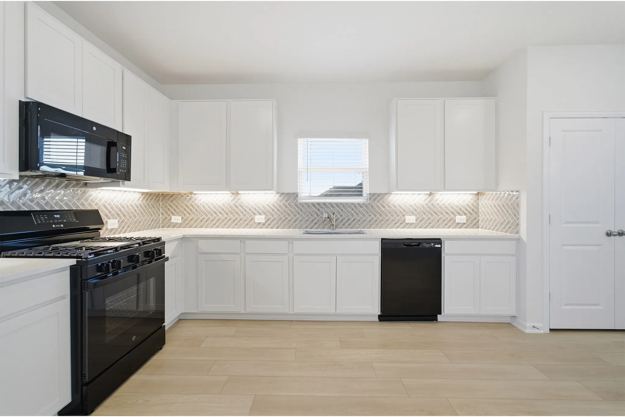 Single Family Residence For Sale in Ellis County , 424 Bronco Drive, Waxahachie, Texas 75165, 4 Bedroom, 4 Bathroom, 2 Garage spaces, 2,817 Sqft, built in 2025, New Construction - Incomplete, Price $486,108, mls#21163350, Real Estate Agent in Waxahachie, Homes For Sale in Ellis county, Homes For Sale in Waxahachie, Realtor in Waxahachie Texas, Real Estate Brokerage Independent Realty Texas, Luminita Cordes Realtor
