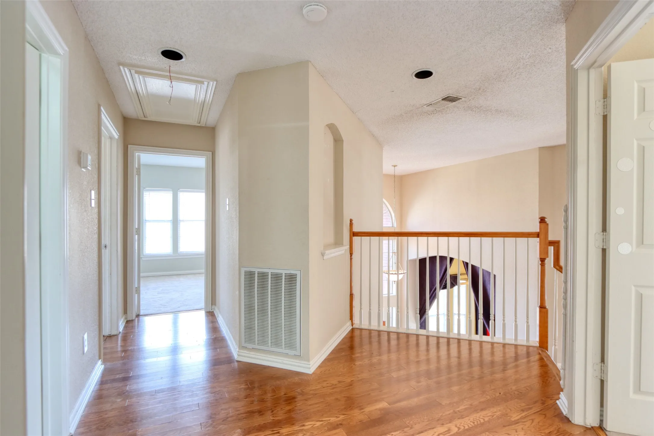 Single Family Residence For Sale in Dallas County , 6521 Lynch Lane, Garland, Texas 75044, 5 Bedroom, 4 Bathroom, 2 Garage spaces, 3,508 Sqft, built in 1993, mls#21163465, Real Estate Agent in Garland, Homes For Sale in Dallas county, Homes For Sale in Garland, Realtor in Garland Texas, Real Estate Brokerage Independent Realty Texas, Luminita Cordes Realtor