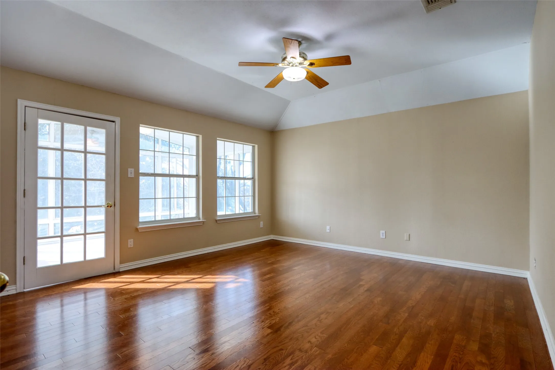 Single Family Residence For Sale in Dallas County , 6521 Lynch Lane, Garland, Texas 75044, 5 Bedroom, 4 Bathroom, 2 Garage spaces, 3,508 Sqft, built in 1993, mls#21163465, Real Estate Agent in Garland, Homes For Sale in Dallas county, Homes For Sale in Garland, Realtor in Garland Texas, Real Estate Brokerage Independent Realty Texas, Luminita Cordes Realtor