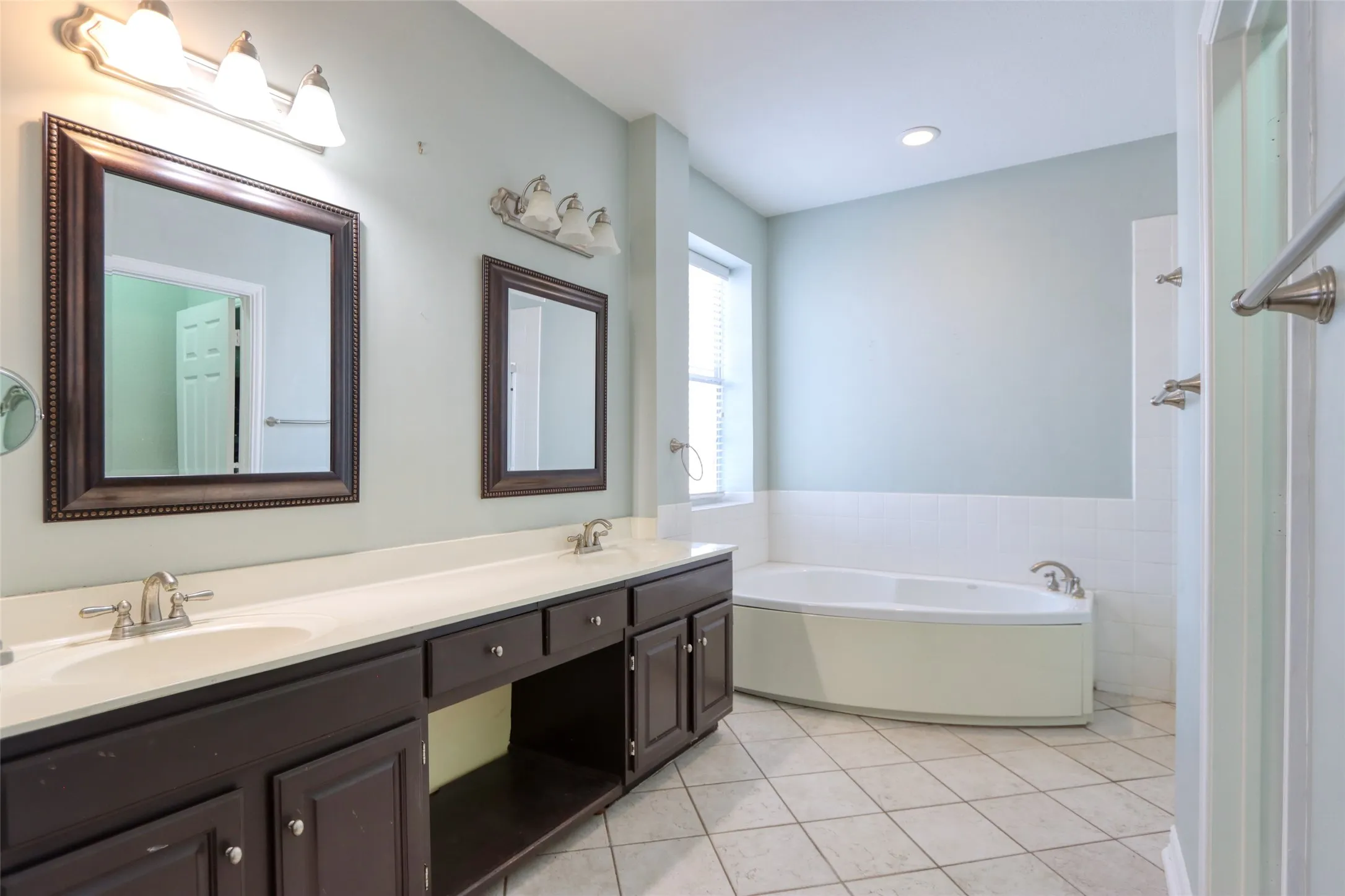 Single Family Residence For Sale in Dallas County , 6521 Lynch Lane, Garland, Texas 75044, 5 Bedroom, 4 Bathroom, 2 Garage spaces, 3,508 Sqft, built in 1993, mls#21163465, Real Estate Agent in Garland, Homes For Sale in Dallas county, Homes For Sale in Garland, Realtor in Garland Texas, Real Estate Brokerage Independent Realty Texas, Luminita Cordes Realtor