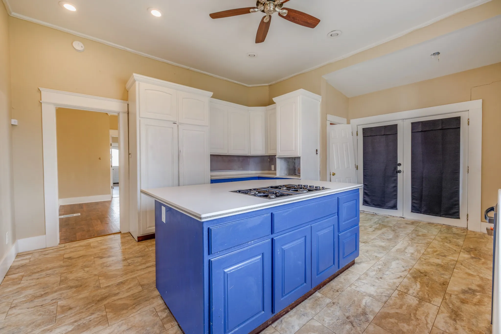 Single Family Residence For Sale in Coleman County , 720 W Pecan Street, Coleman, Texas 76834, 4 Bedroom, 2 Bathroom, Garage spaces, 2,736 Sqft, built in 1940, Preowned, mls#21161552, Real Estate Agent in Coleman, Homes For Sale in Coleman county, Homes For Sale in Coleman, Realtor in Coleman Texas, Real Estate Brokerage Independent Realty Texas, Luminita Cordes Realtor