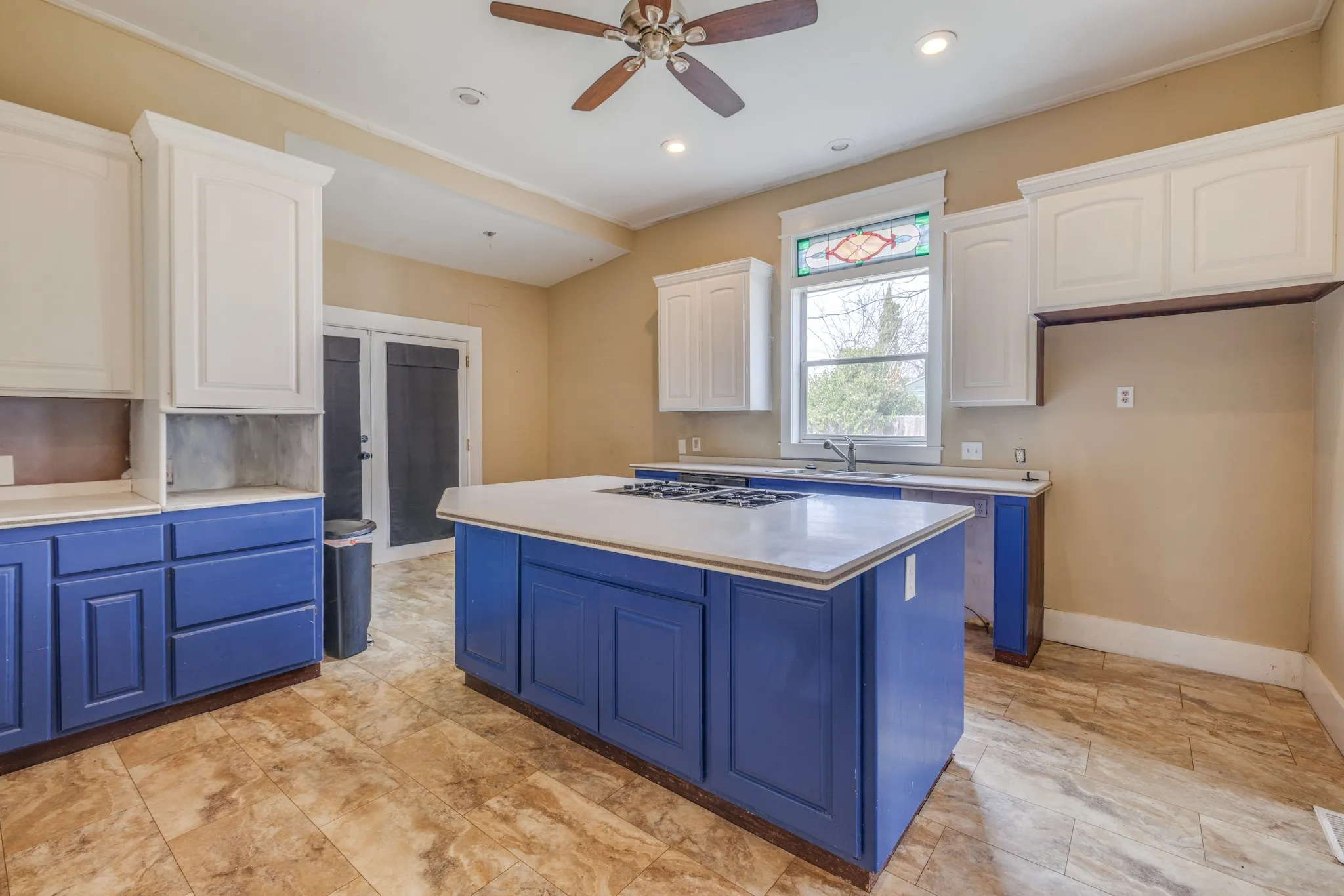 Single Family Residence For Sale in Coleman County , 720 W Pecan Street, Coleman, Texas 76834, 4 Bedroom, 2 Bathroom, Garage spaces, 2,736 Sqft, built in 1940, Preowned, mls#21161552, Real Estate Agent in Coleman, Homes For Sale in Coleman county, Homes For Sale in Coleman, Realtor in Coleman Texas, Real Estate Brokerage Independent Realty Texas, Luminita Cordes Realtor