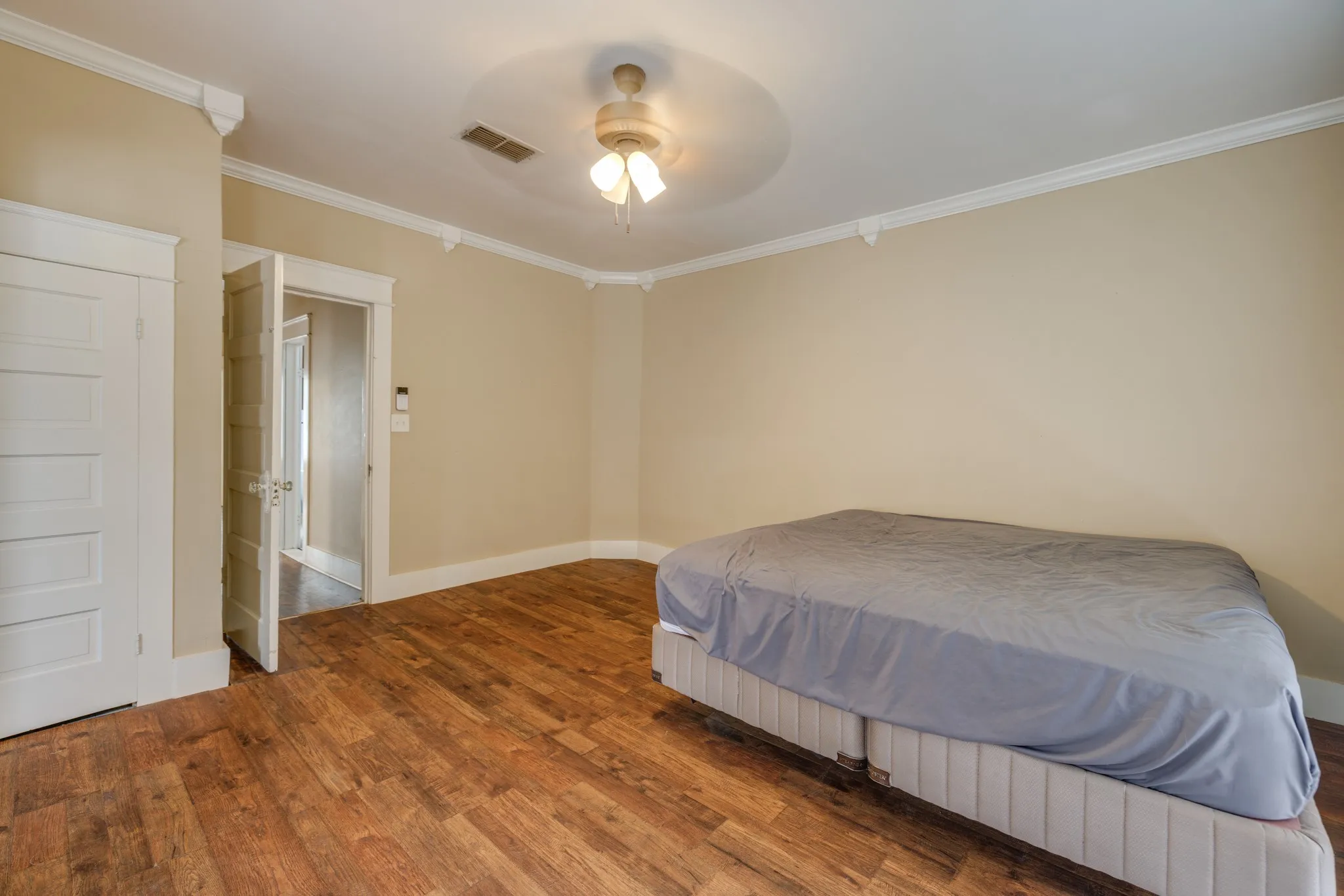 Single Family Residence For Sale in Coleman County , 720 W Pecan Street, Coleman, Texas 76834, 4 Bedroom, 2 Bathroom, Garage spaces, 2,736 Sqft, built in 1940, Preowned, mls#21161552, Real Estate Agent in Coleman, Homes For Sale in Coleman county, Homes For Sale in Coleman, Realtor in Coleman Texas, Real Estate Brokerage Independent Realty Texas, Luminita Cordes Realtor