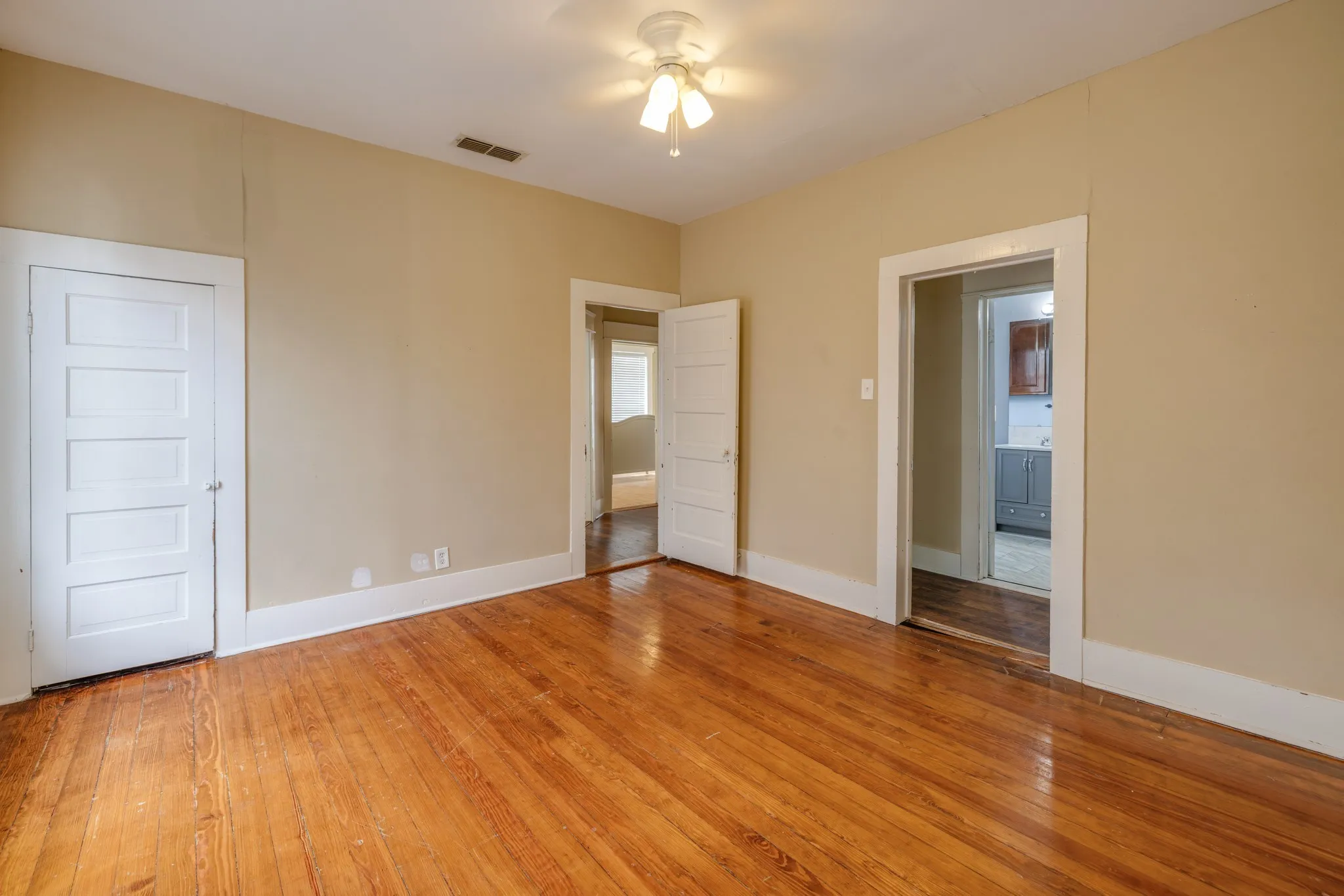 Single Family Residence For Sale in Coleman County , 720 W Pecan Street, Coleman, Texas 76834, 4 Bedroom, 2 Bathroom, Garage spaces, 2,736 Sqft, built in 1940, Preowned, mls#21161552, Real Estate Agent in Coleman, Homes For Sale in Coleman county, Homes For Sale in Coleman, Realtor in Coleman Texas, Real Estate Brokerage Independent Realty Texas, Luminita Cordes Realtor