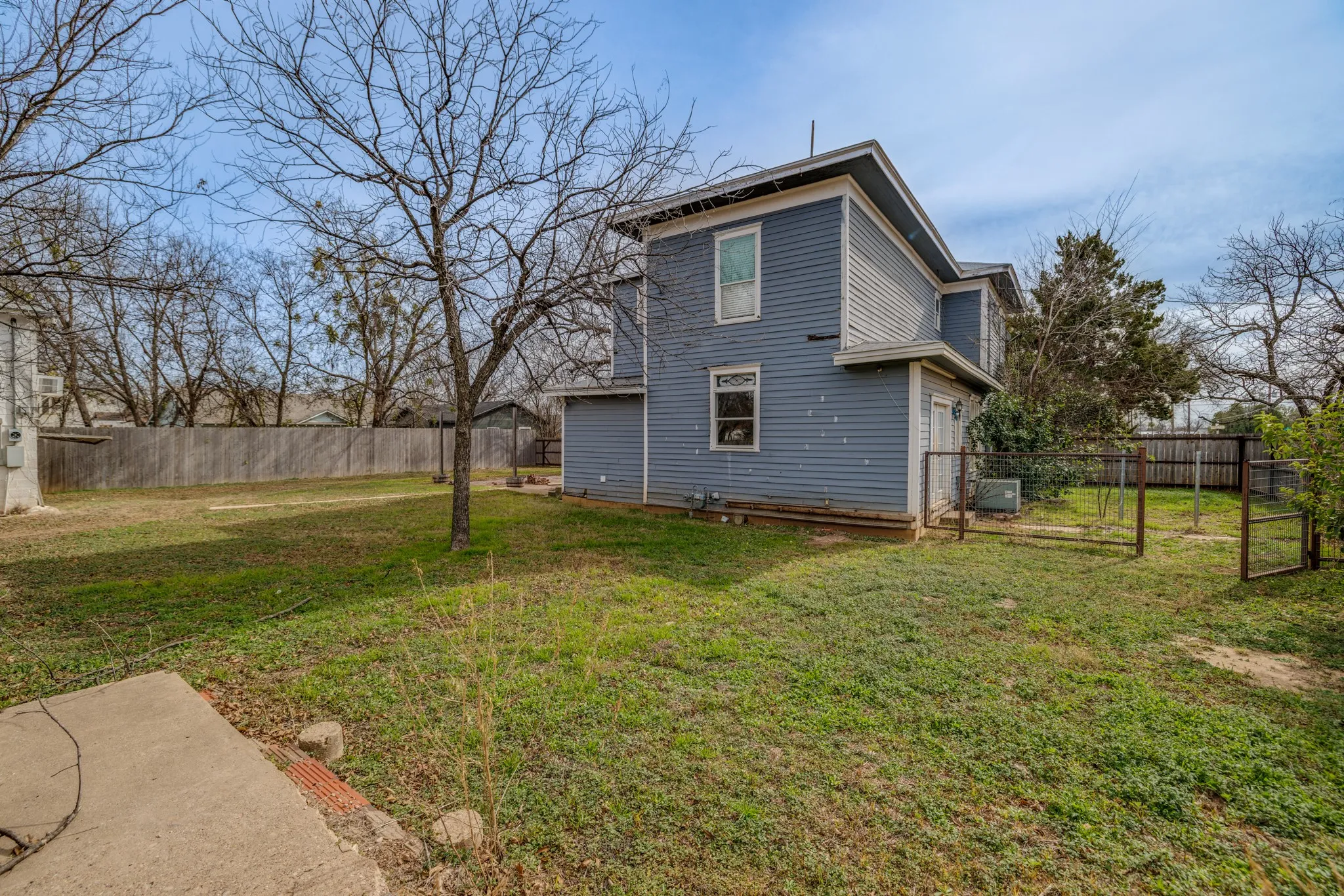 Single Family Residence For Sale in Coleman County , 720 W Pecan Street, Coleman, Texas 76834, 4 Bedroom, 2 Bathroom, Garage spaces, 2,736 Sqft, built in 1940, Preowned, mls#21161552, Real Estate Agent in Coleman, Homes For Sale in Coleman county, Homes For Sale in Coleman, Realtor in Coleman Texas, Real Estate Brokerage Independent Realty Texas, Luminita Cordes Realtor