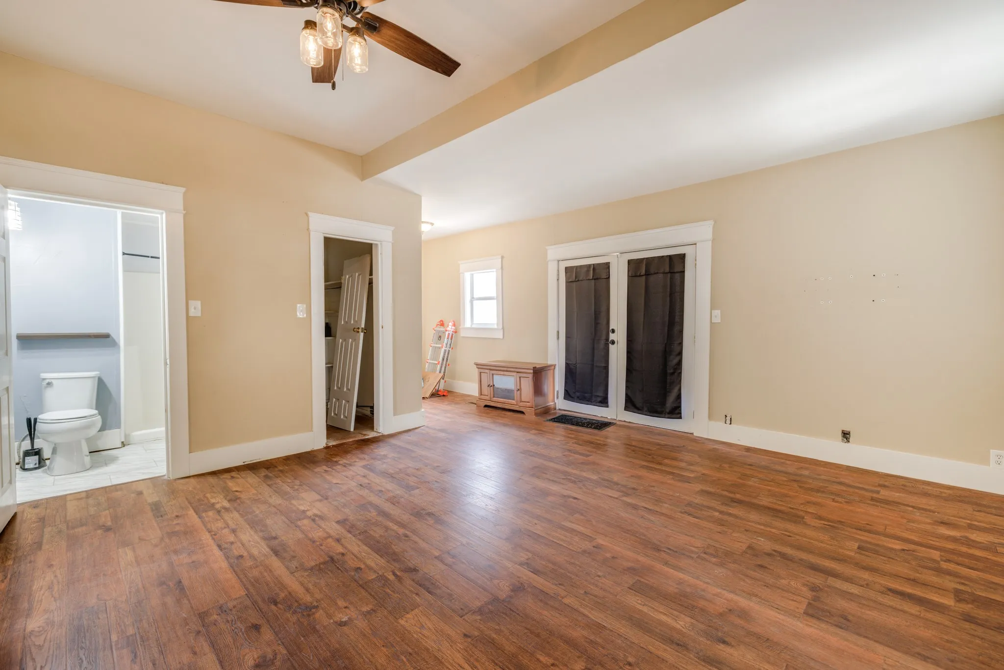 Single Family Residence For Sale in Coleman County , 720 W Pecan Street, Coleman, Texas 76834, 4 Bedroom, 2 Bathroom, Garage spaces, 2,736 Sqft, built in 1940, Preowned, mls#21161552, Real Estate Agent in Coleman, Homes For Sale in Coleman county, Homes For Sale in Coleman, Realtor in Coleman Texas, Real Estate Brokerage Independent Realty Texas, Luminita Cordes Realtor